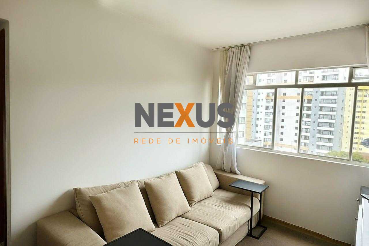 Apartamento ensolarado com vaga de garagem no Centro de Curitiba