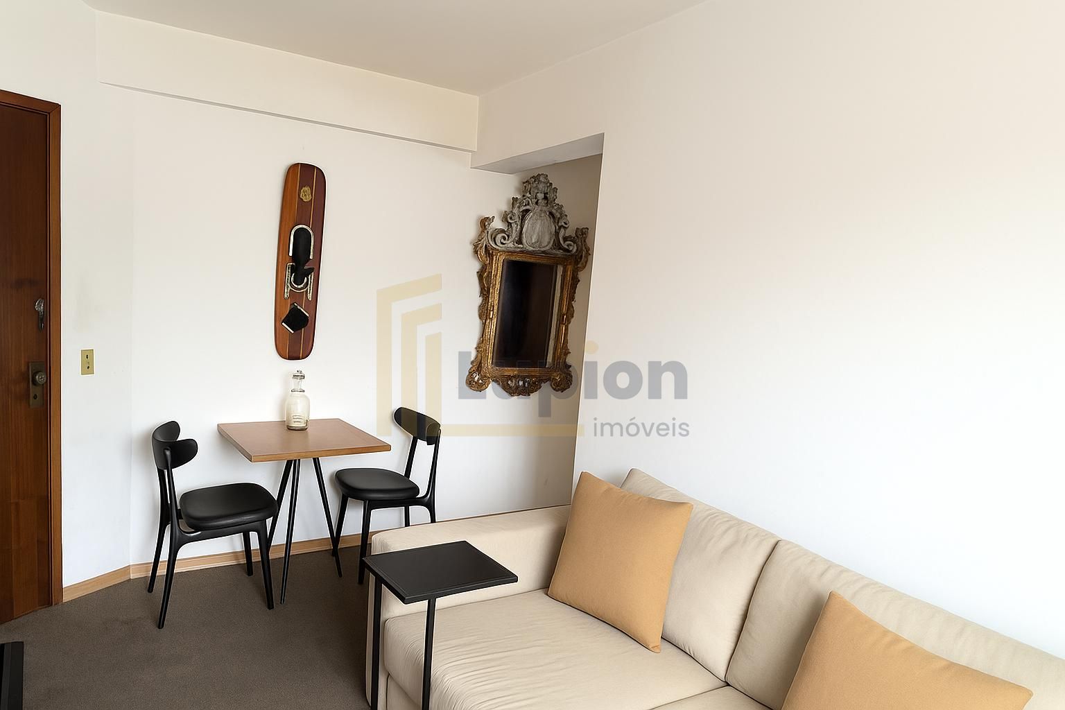 Apartamento ensolarado com vaga de garagem no Centro de Curitiba