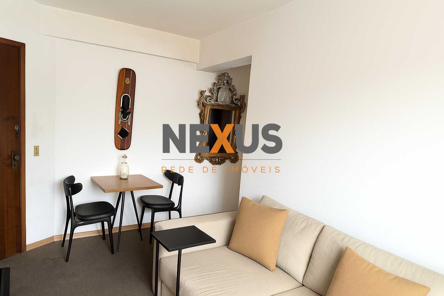 Apartamento ensolarado com vaga de garagem no Centro de Curitiba