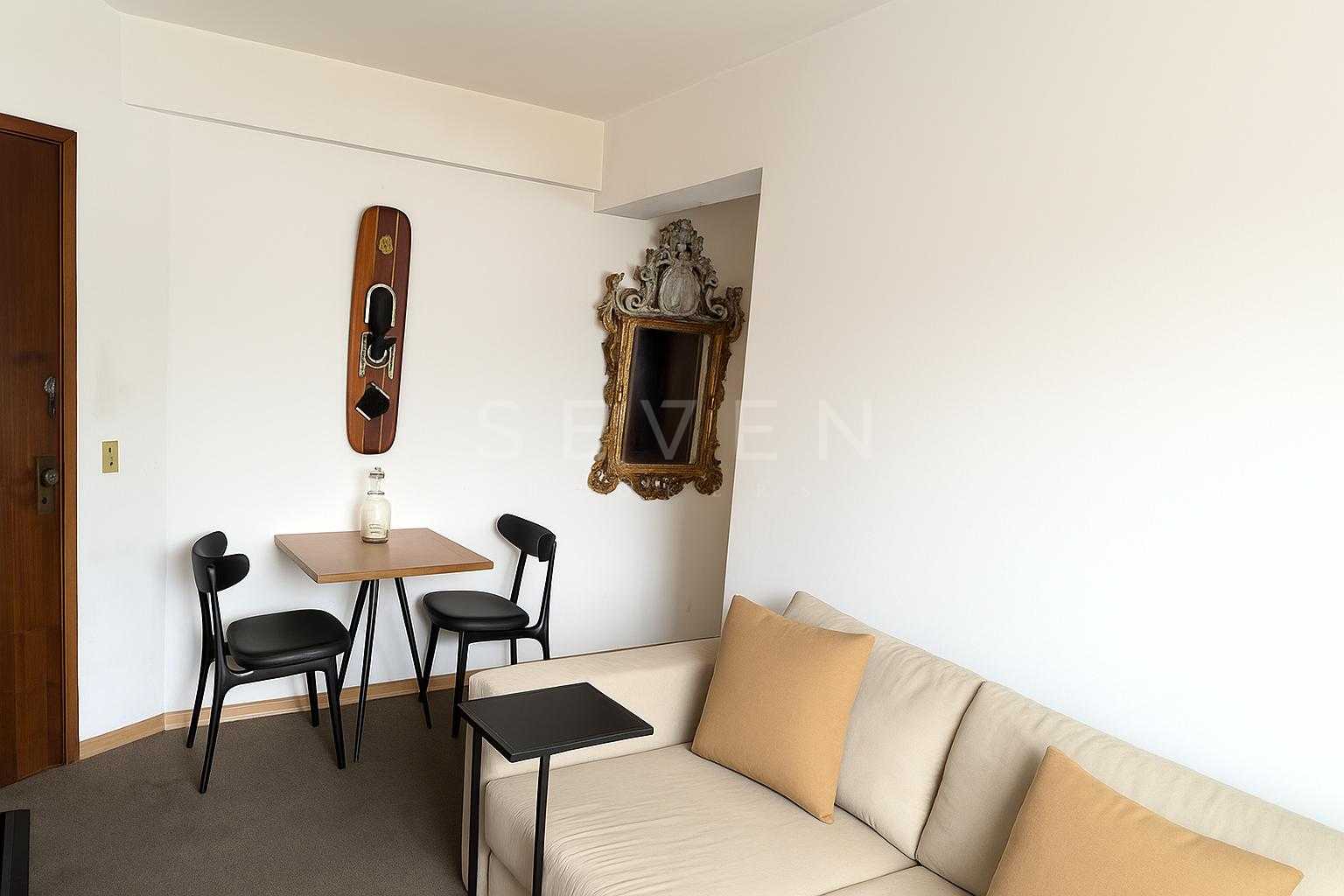 Apartamento ensolarado com vaga de garagem no Centro de Curitiba