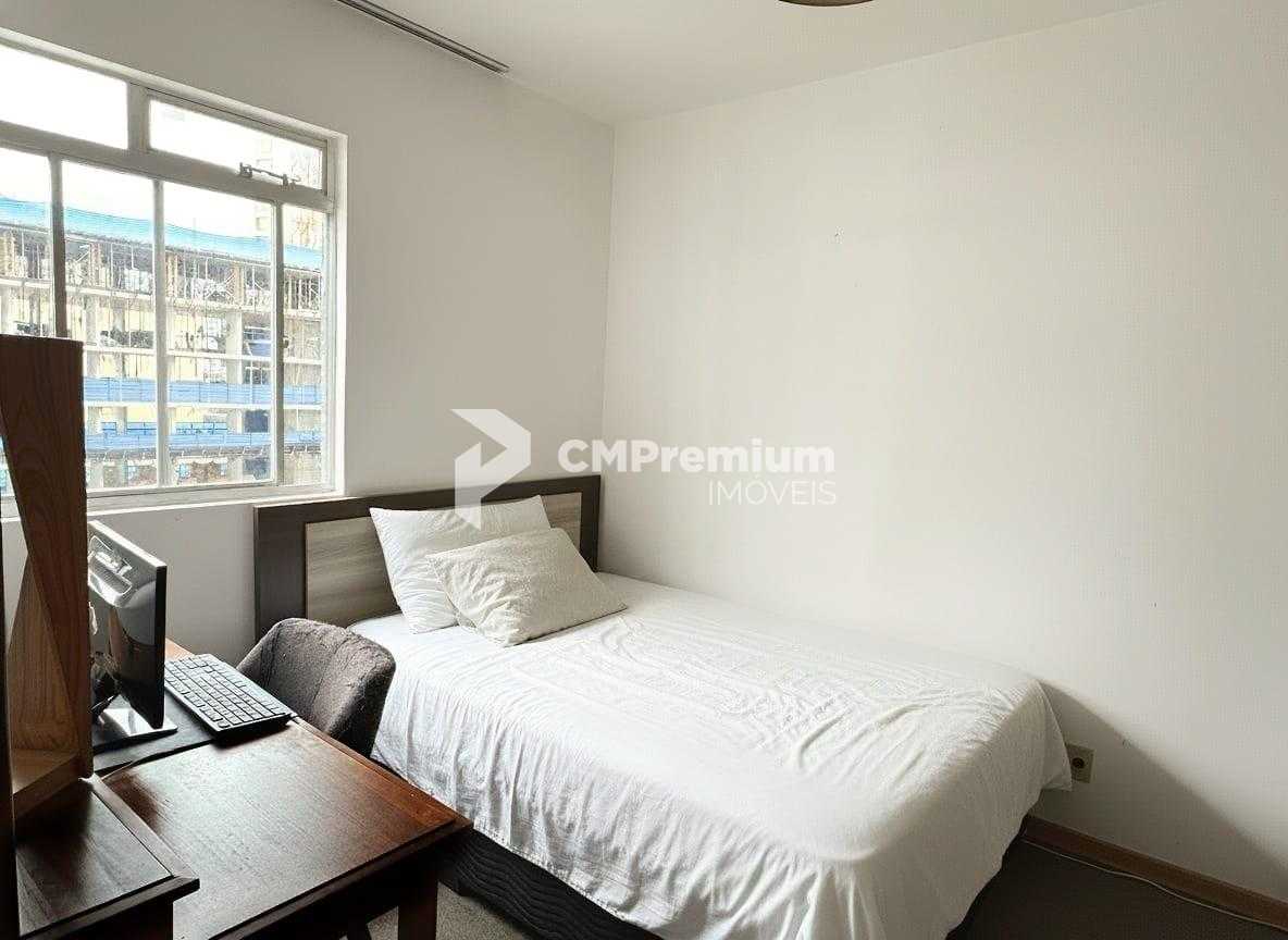 Apartamento ensolarado com vaga de garagem no Centro de Curitiba