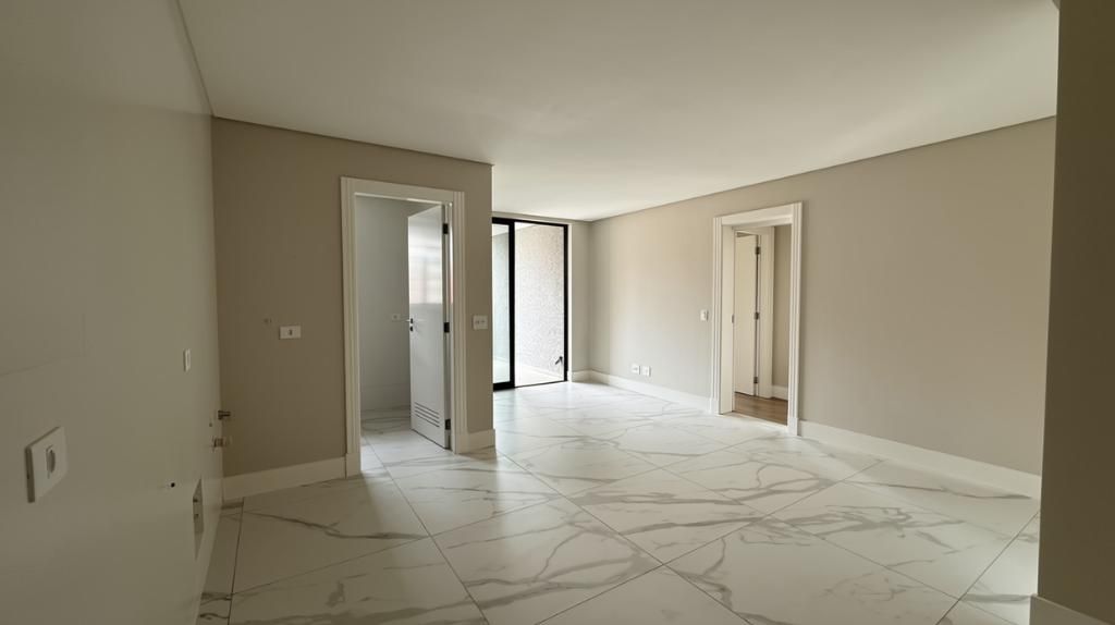 Apto à venda na Av. Souza Naves 3Q - 95,25m², 2 vagas + depósi...