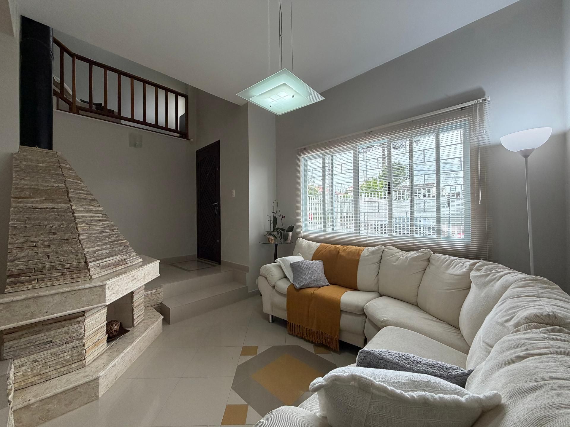 Sobrado à Venda no Xaxim Curitiba  4 Dormitórios e 2 Suítes