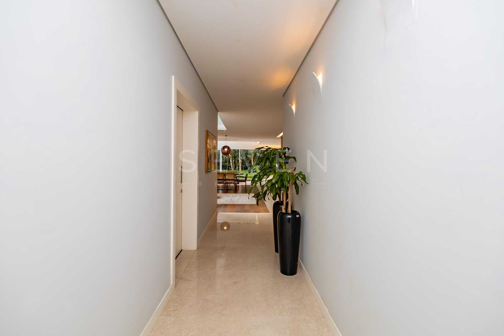 Casa à Venda, Cond. Pinewoods, 4 quartos e acesso direto ao Bo...