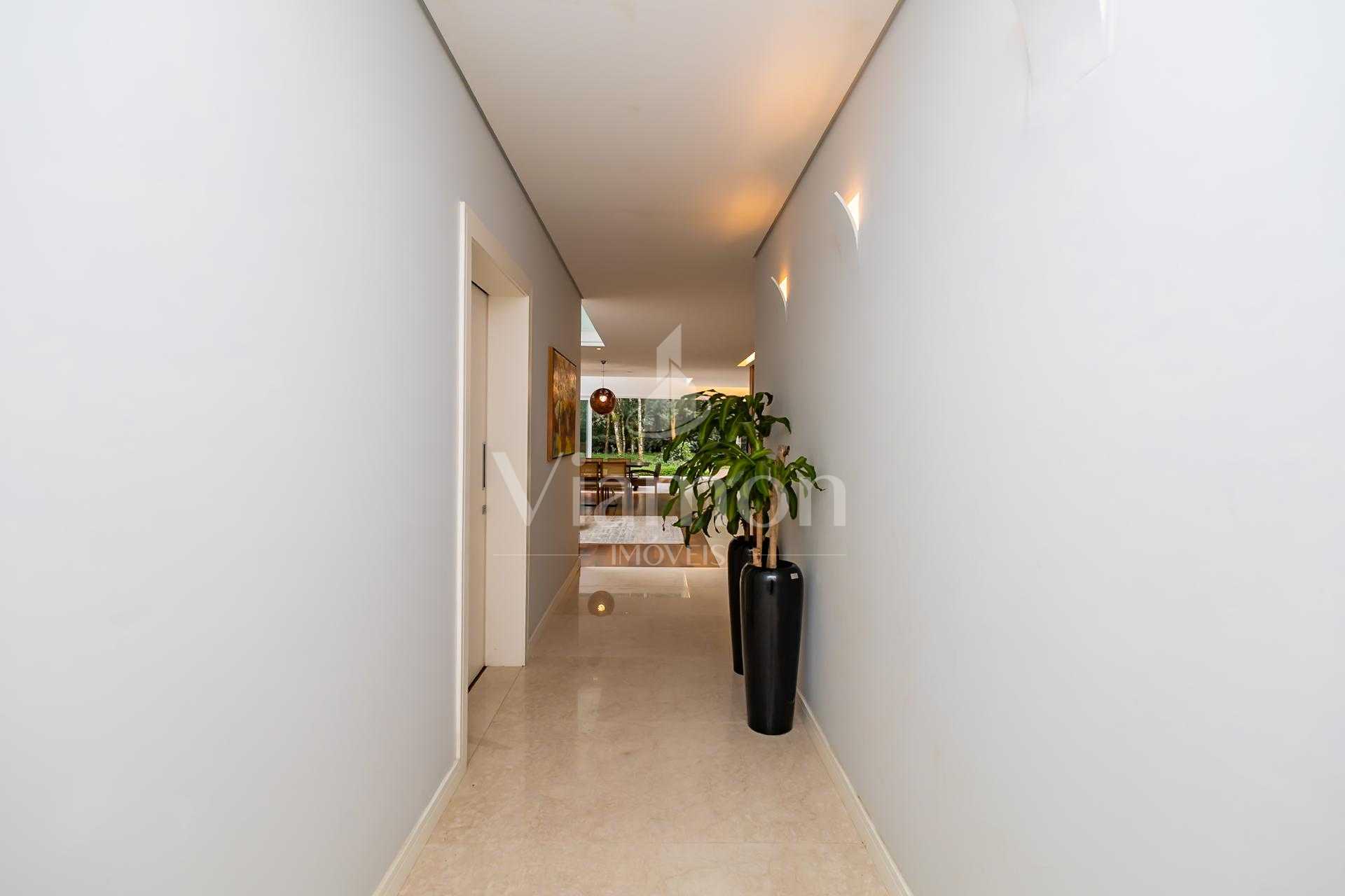 Casa à Venda, Cond. Pinewoods, 4 quartos e acesso direto ao Bo...