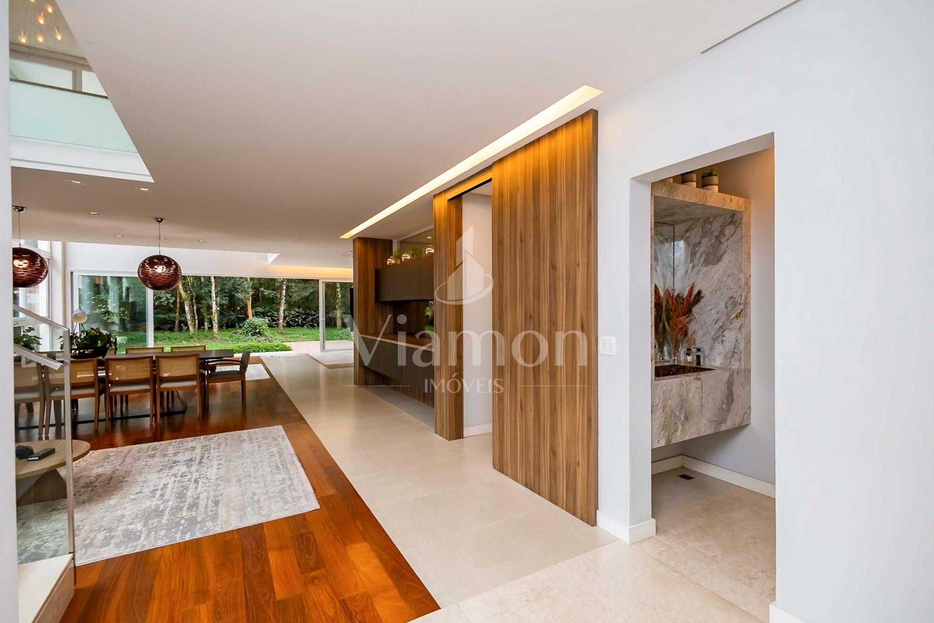 Casa à Venda, Cond. Pinewoods, 4 quartos e acesso direto ao Bo...