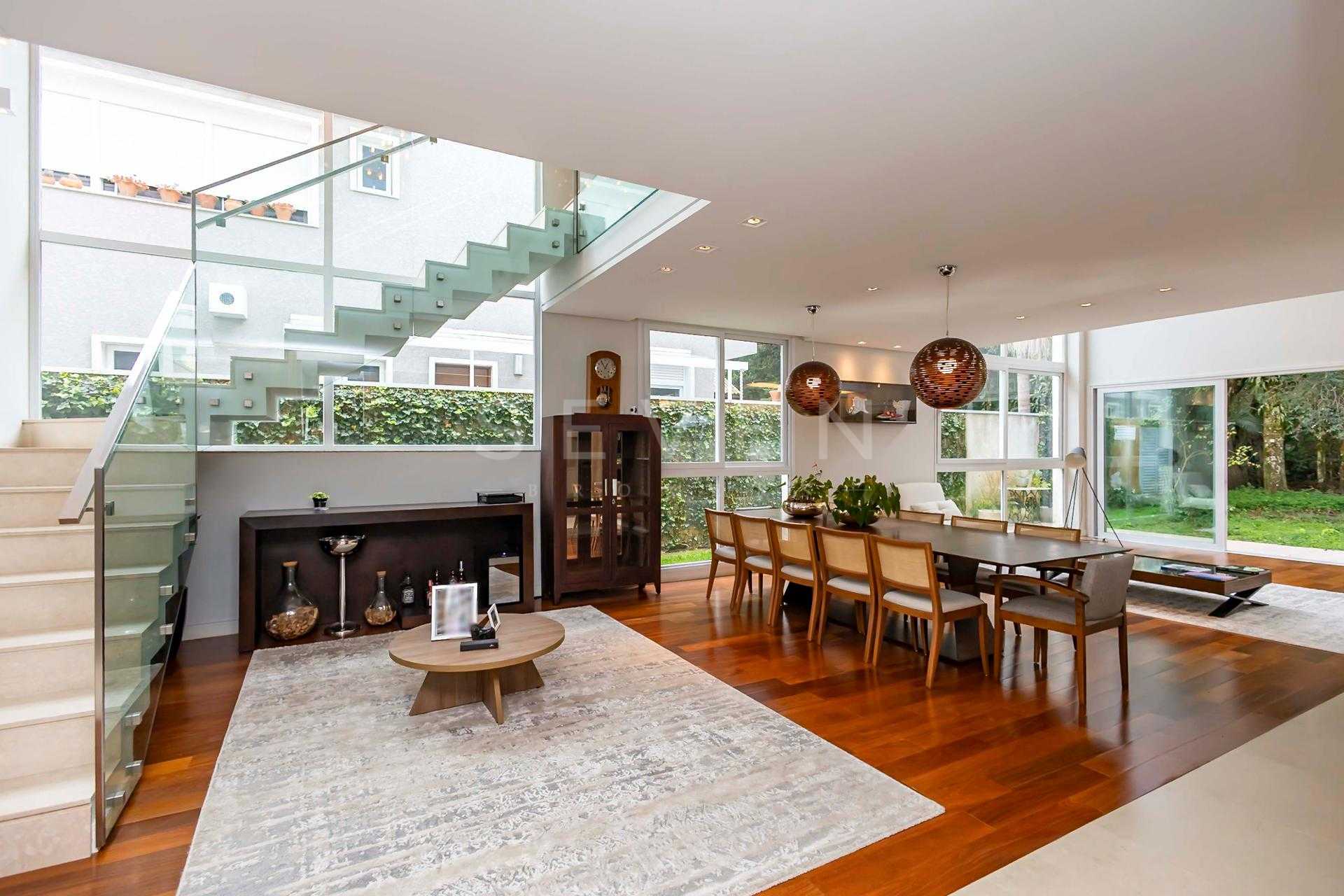 Casa à Venda, Cond. Pinewoods, 4 quartos e acesso direto ao Bo...