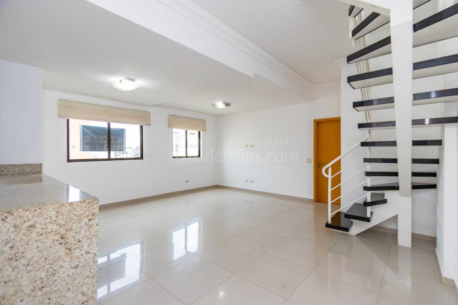 Linda cobertura a poucos passos do Jardim Botânico de Curitiba.