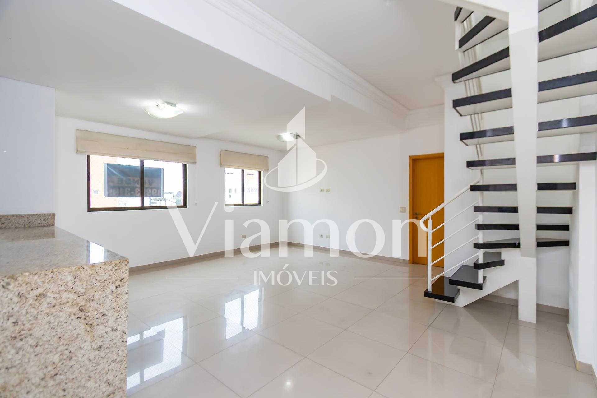 Linda cobertura a poucos passos do Jardim Botânico de Curitiba.