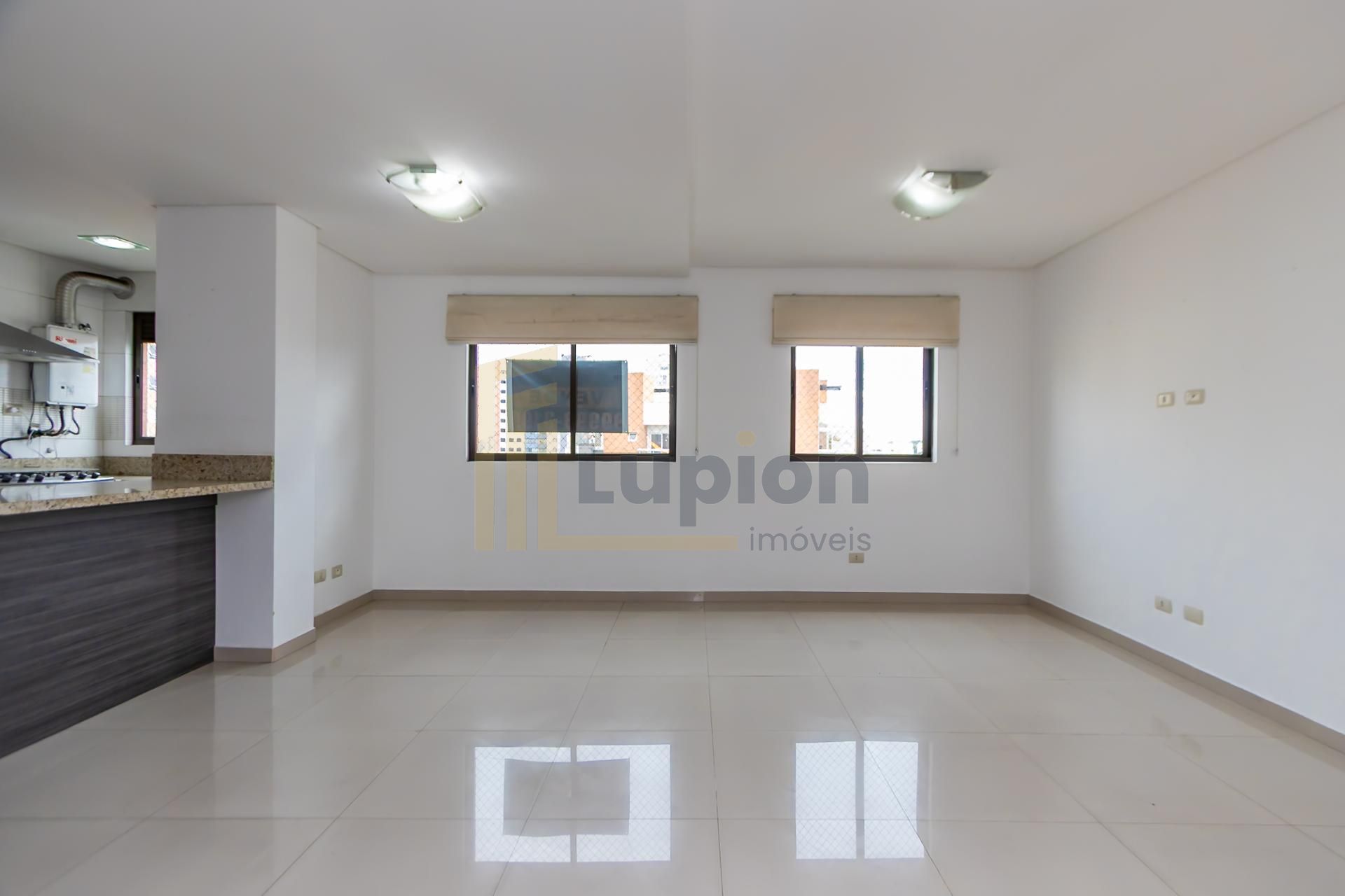 Linda cobertura a poucos passos do Jardim Botânico de Curitiba.