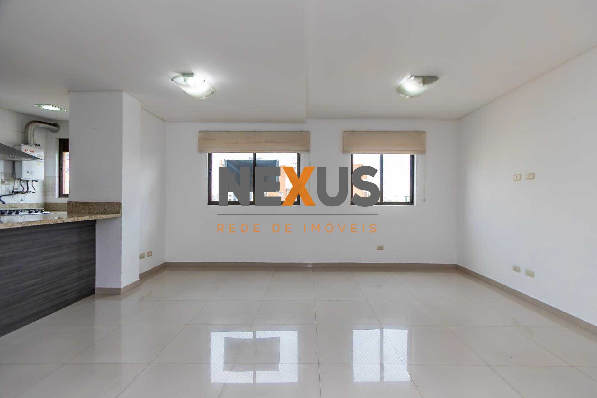 Linda cobertura a poucos passos do Jardim Botânico de Curitiba.