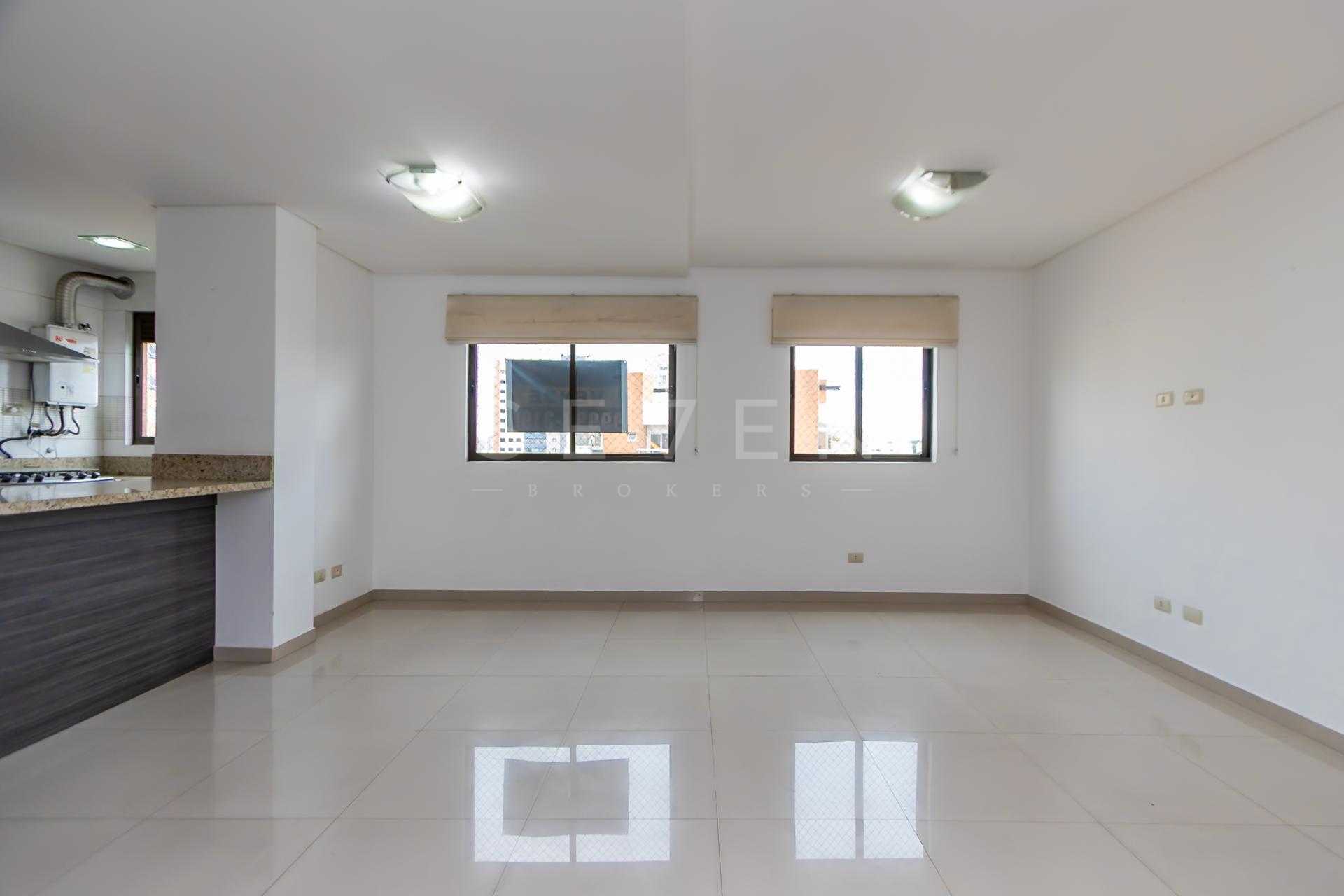 Linda cobertura a poucos passos do Jardim Botânico de Curitiba.