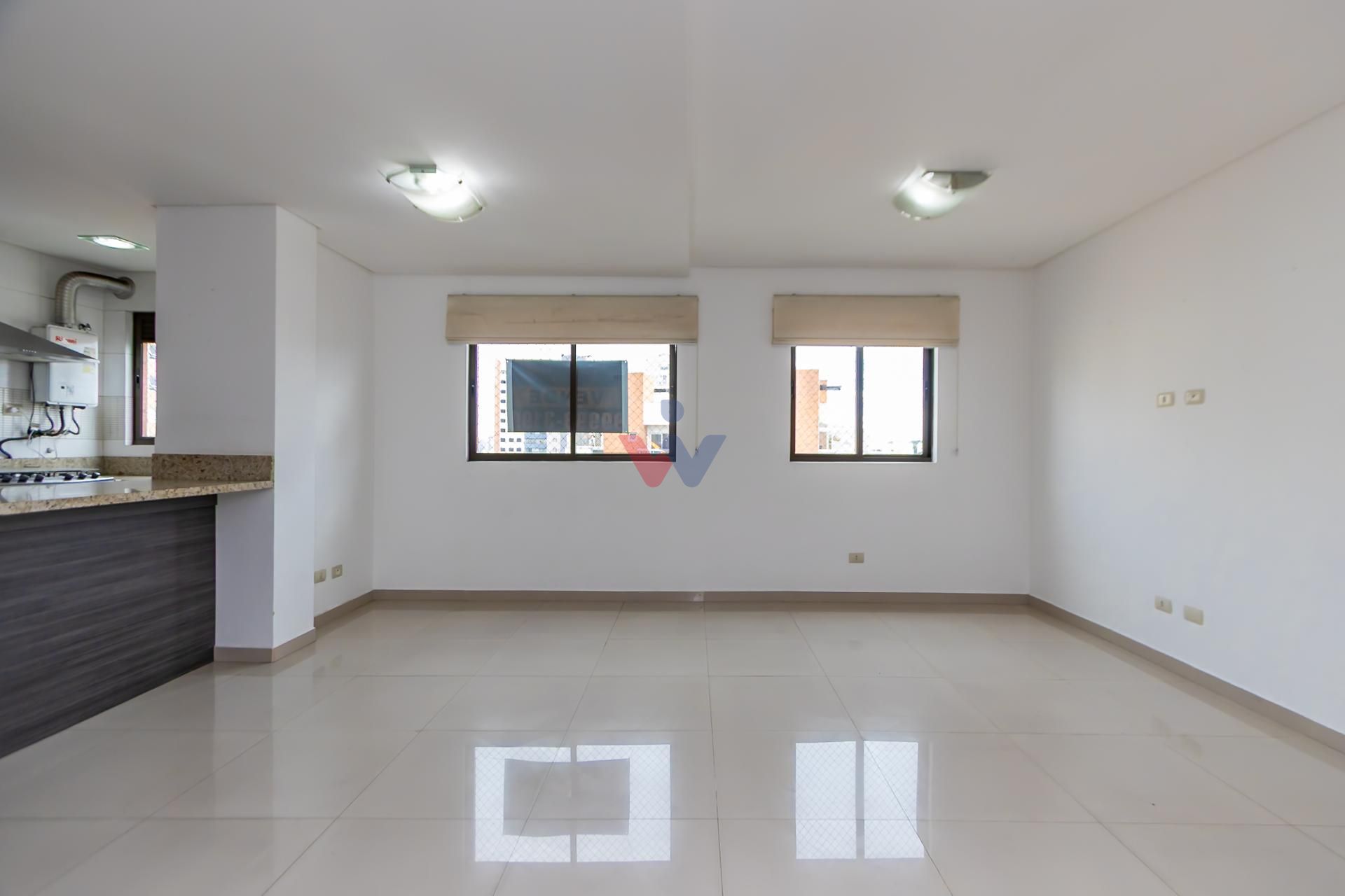 Linda cobertura a poucos passos do Jardim Botânico de Curitiba.