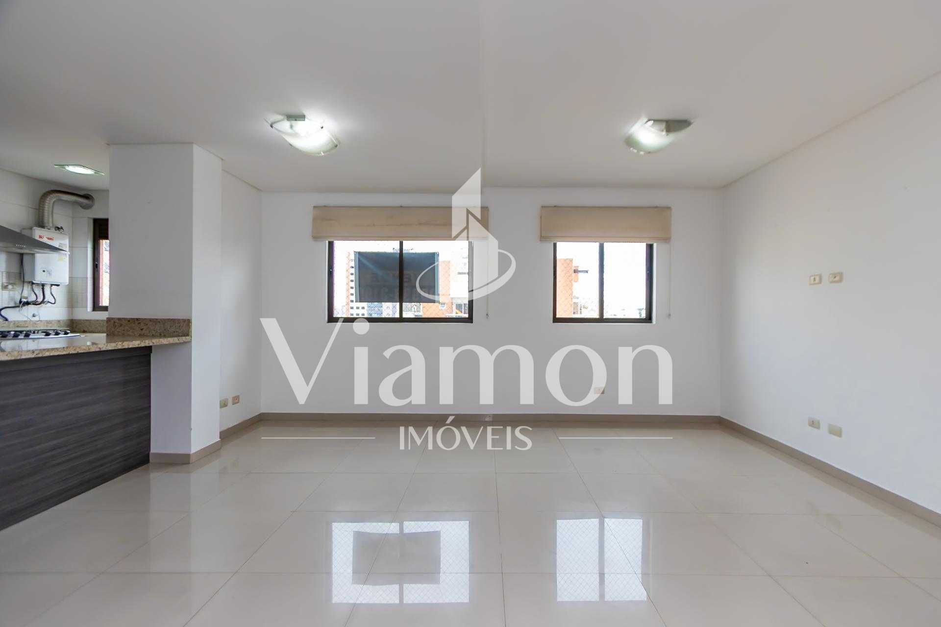 Linda cobertura a poucos passos do Jardim Botânico de Curitiba.