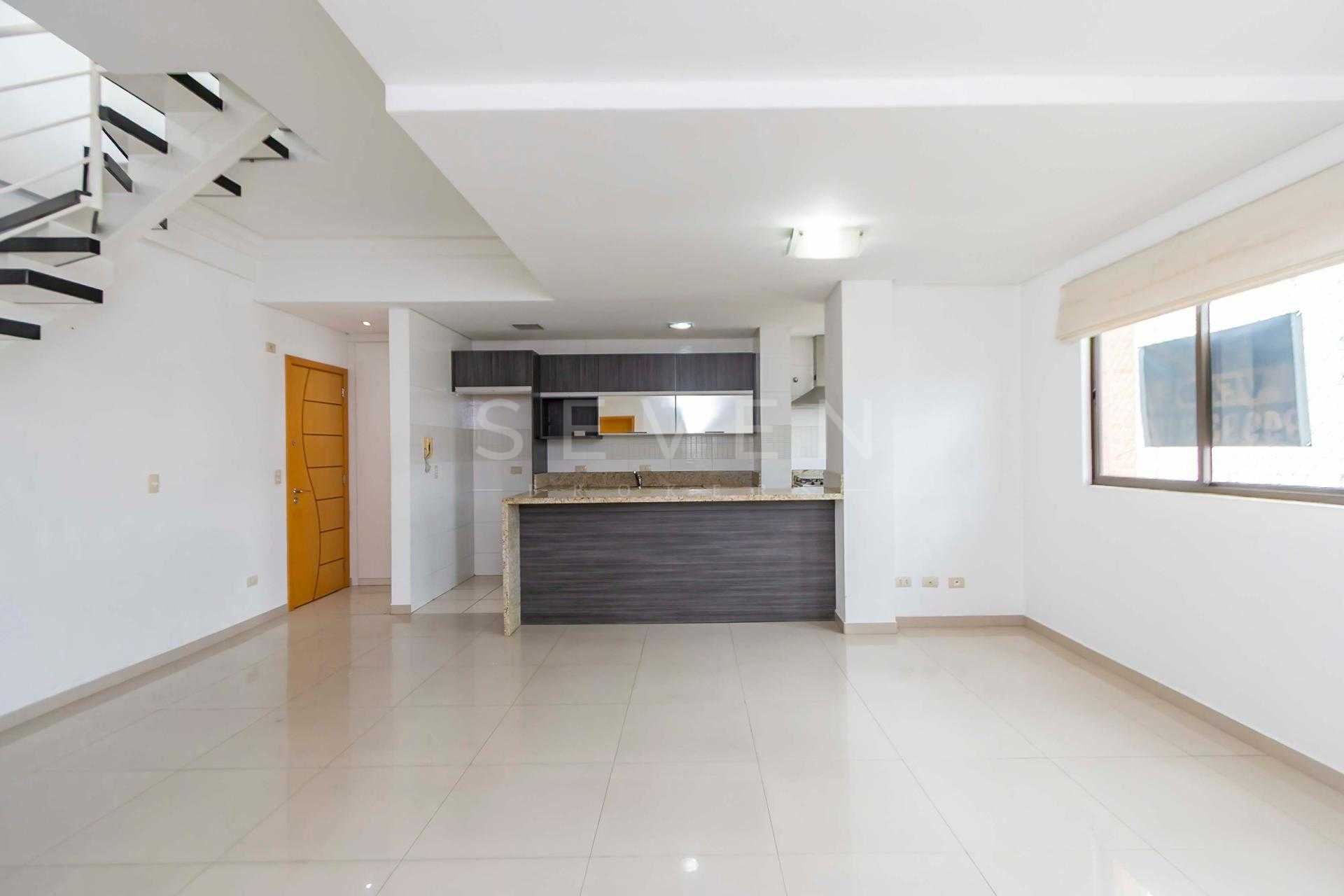 Linda cobertura a poucos passos do Jardim Botânico de Curitiba.