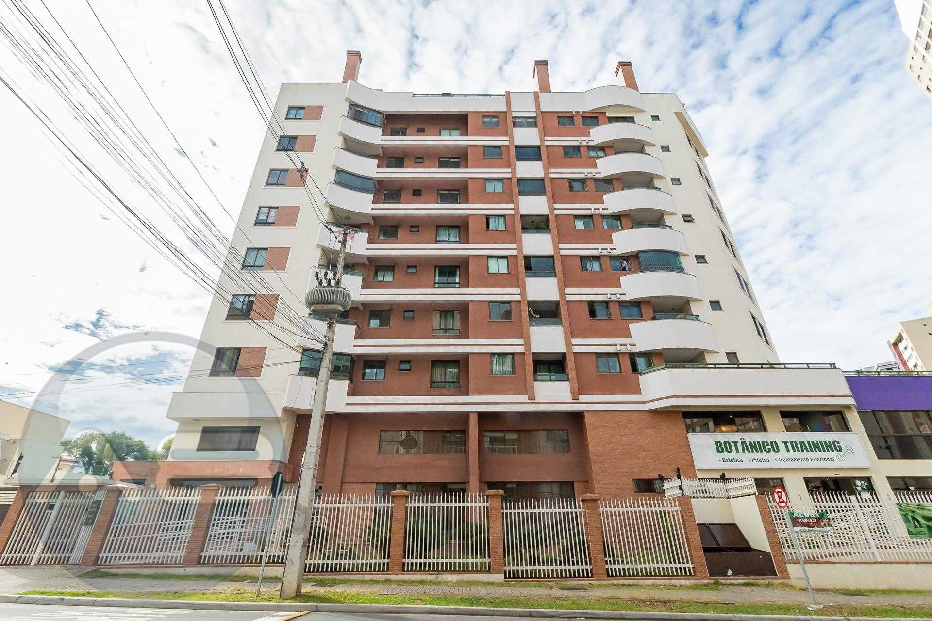 Linda cobertura a poucos passos do Jardim Botânico de Curitiba.