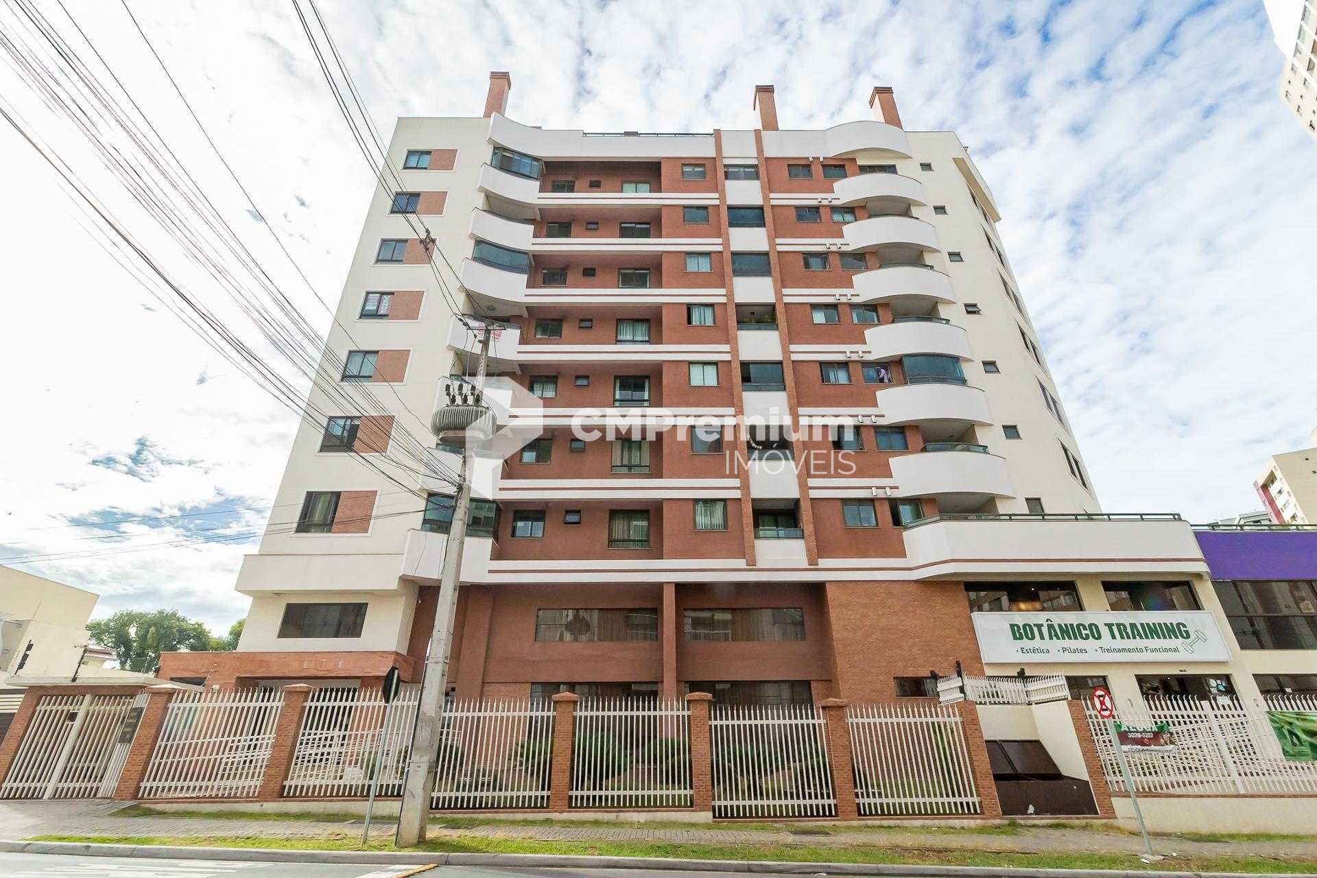 Linda cobertura a poucos passos do Jardim Botânico de Curitiba.