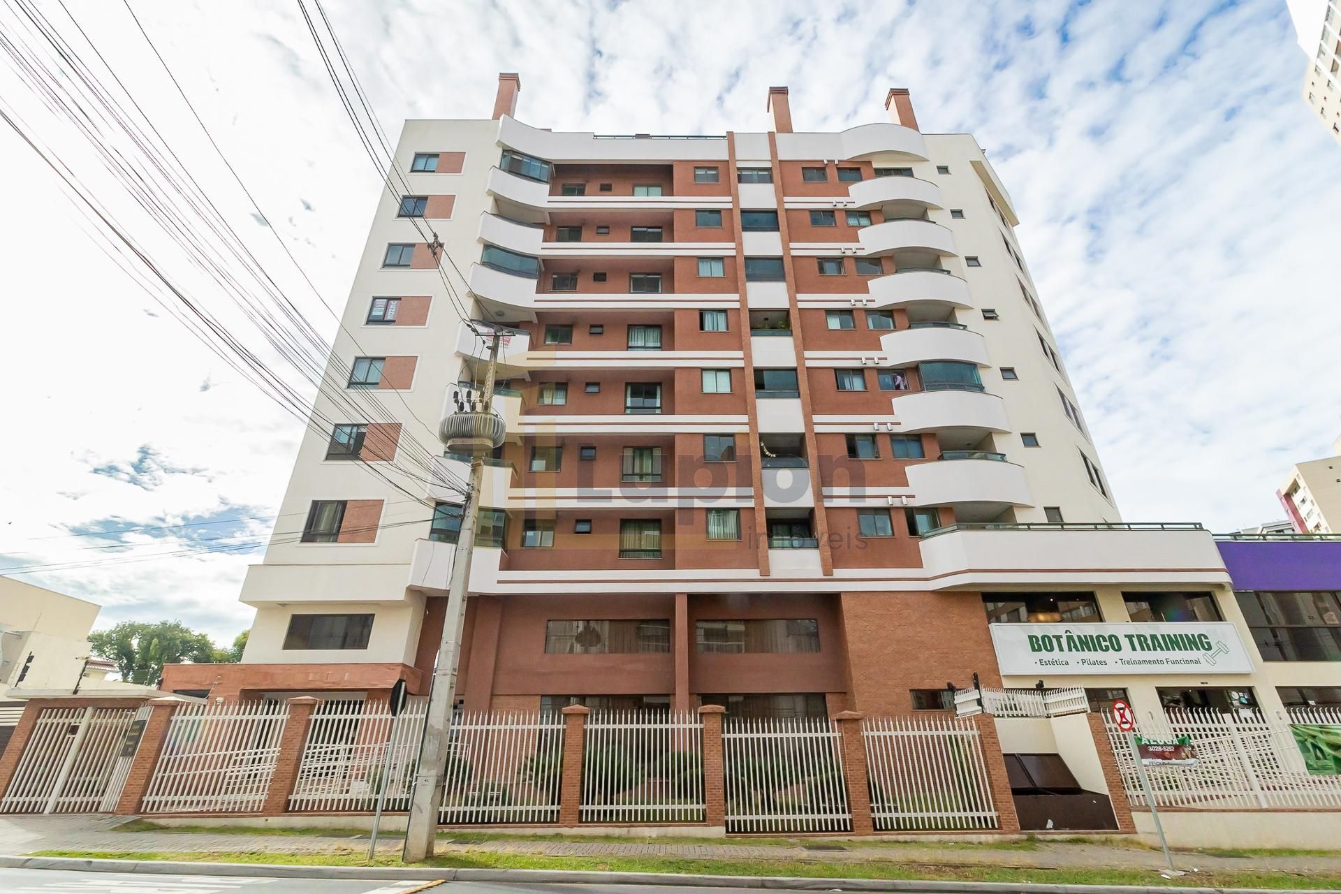 Linda cobertura a poucos passos do Jardim Botânico de Curitiba.