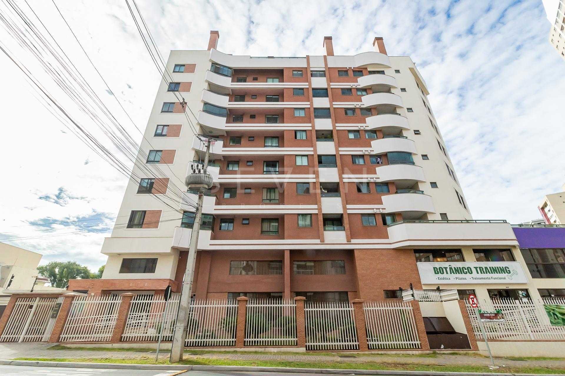 Linda cobertura a poucos passos do Jardim Botânico de Curitiba.