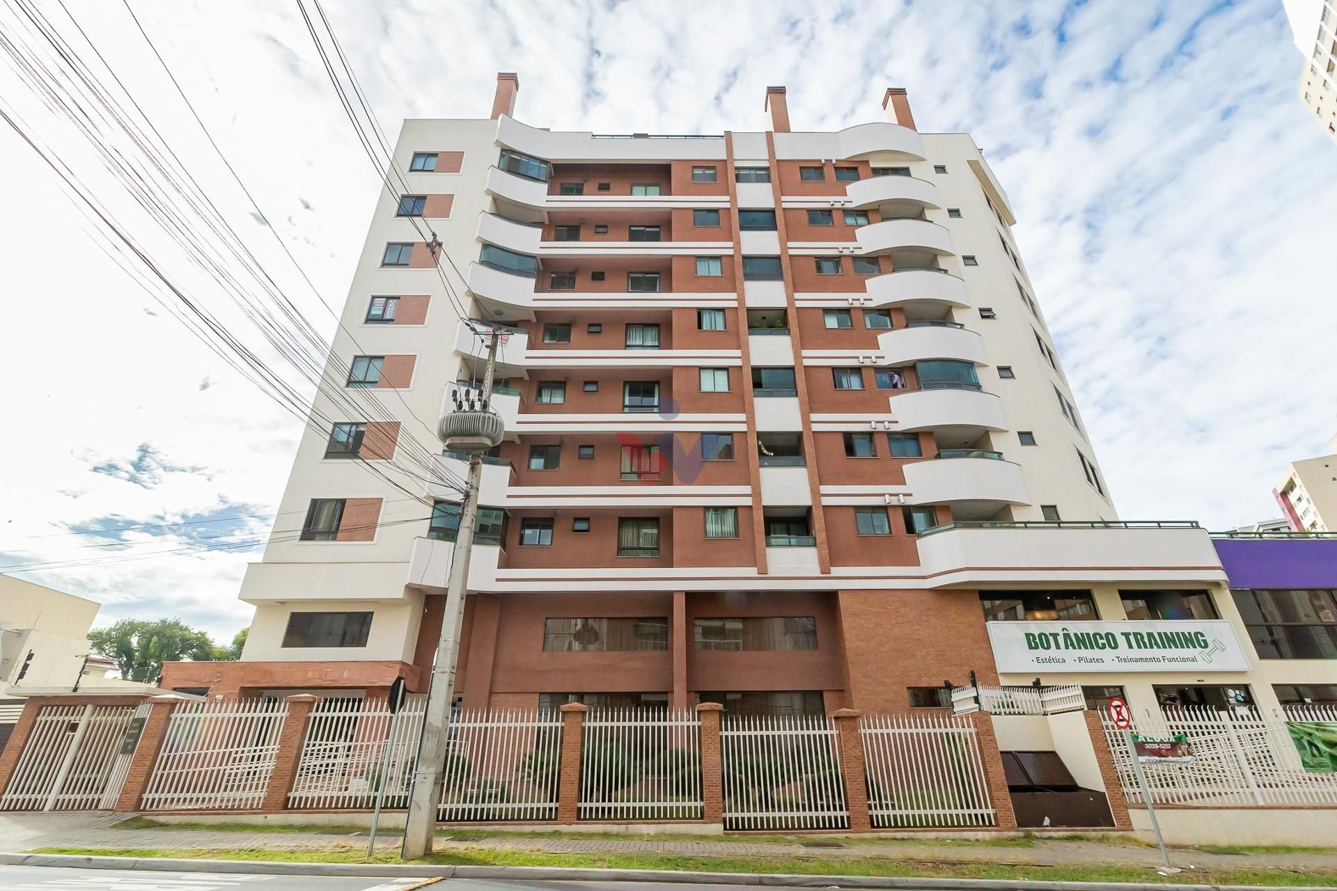 Linda cobertura a poucos passos do Jardim Botânico de Curitiba.