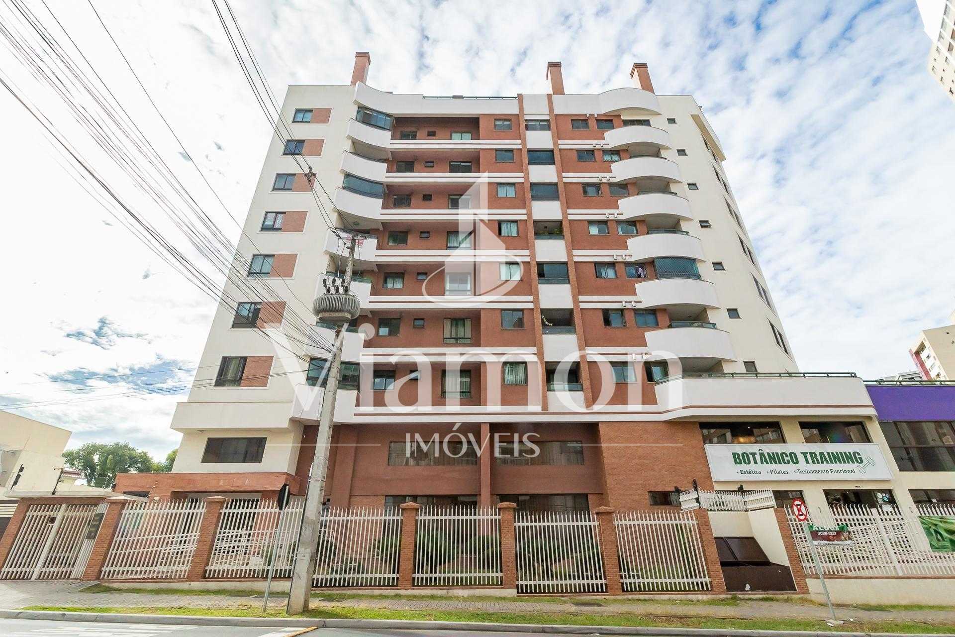 Linda cobertura a poucos passos do Jardim Botânico de Curitiba.