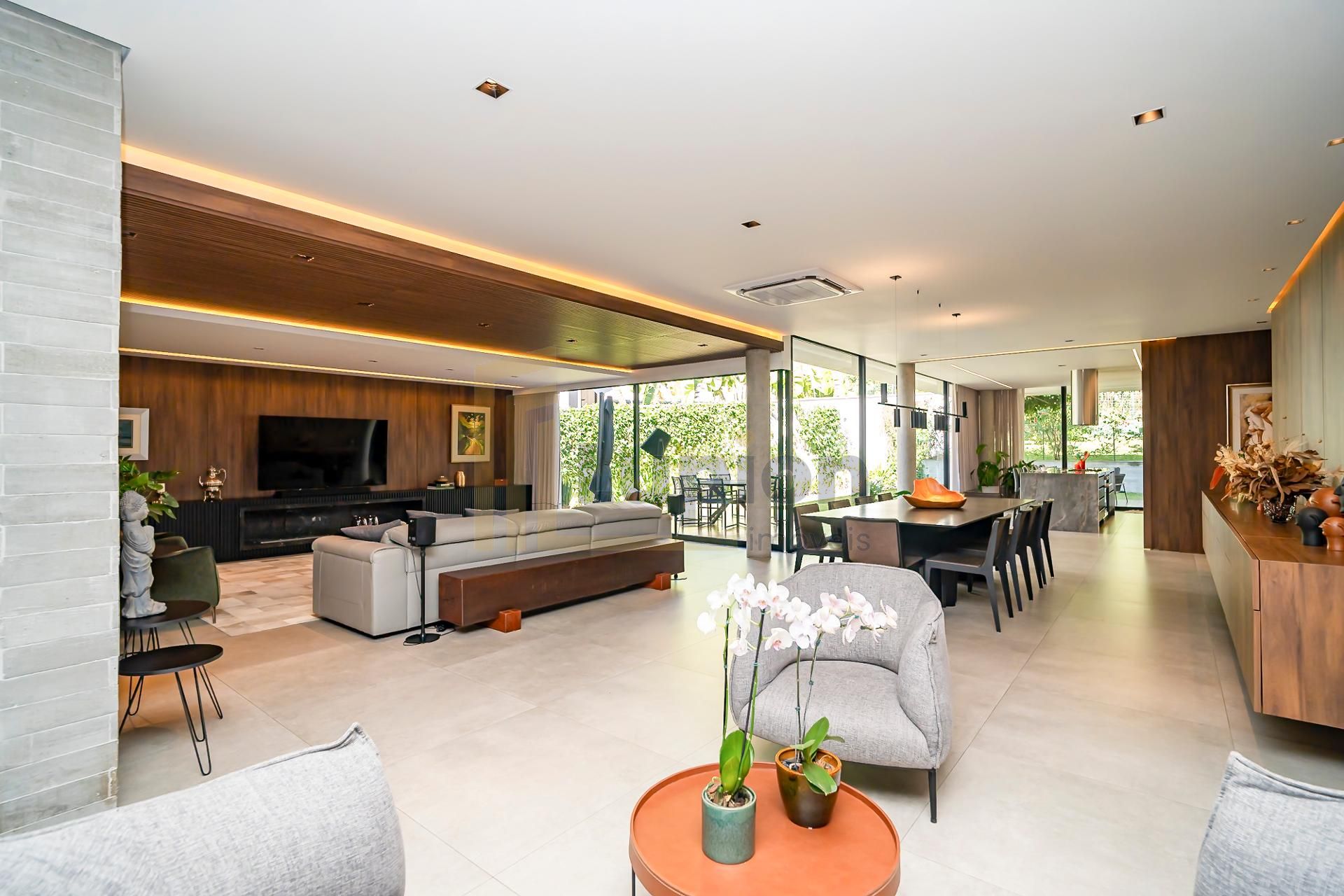 Residência conta com 701 m  de terreno e 562 m  de área privat...