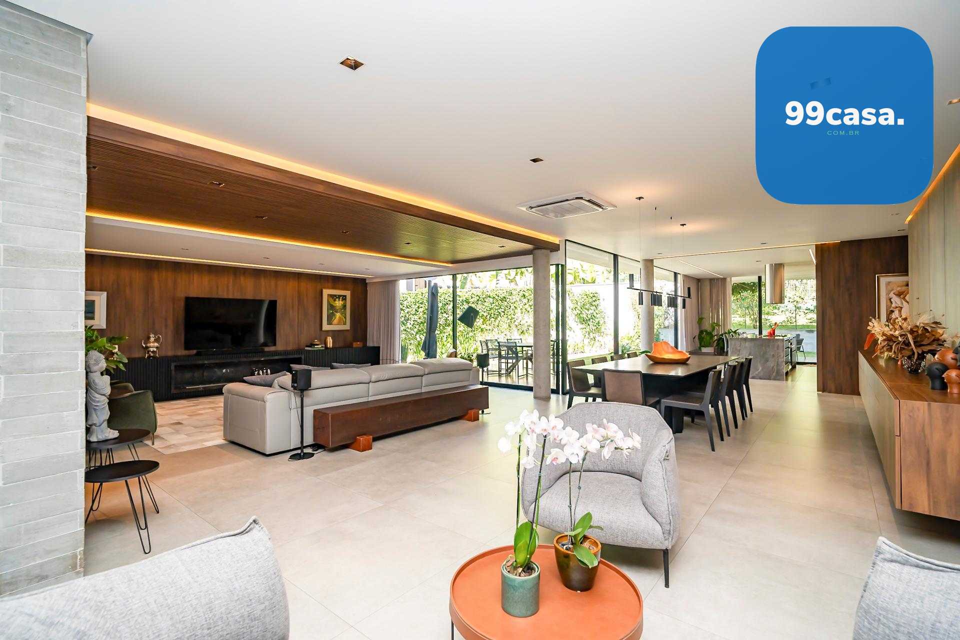 Residência conta com 701 m  de terreno e 562 m  de área privat...