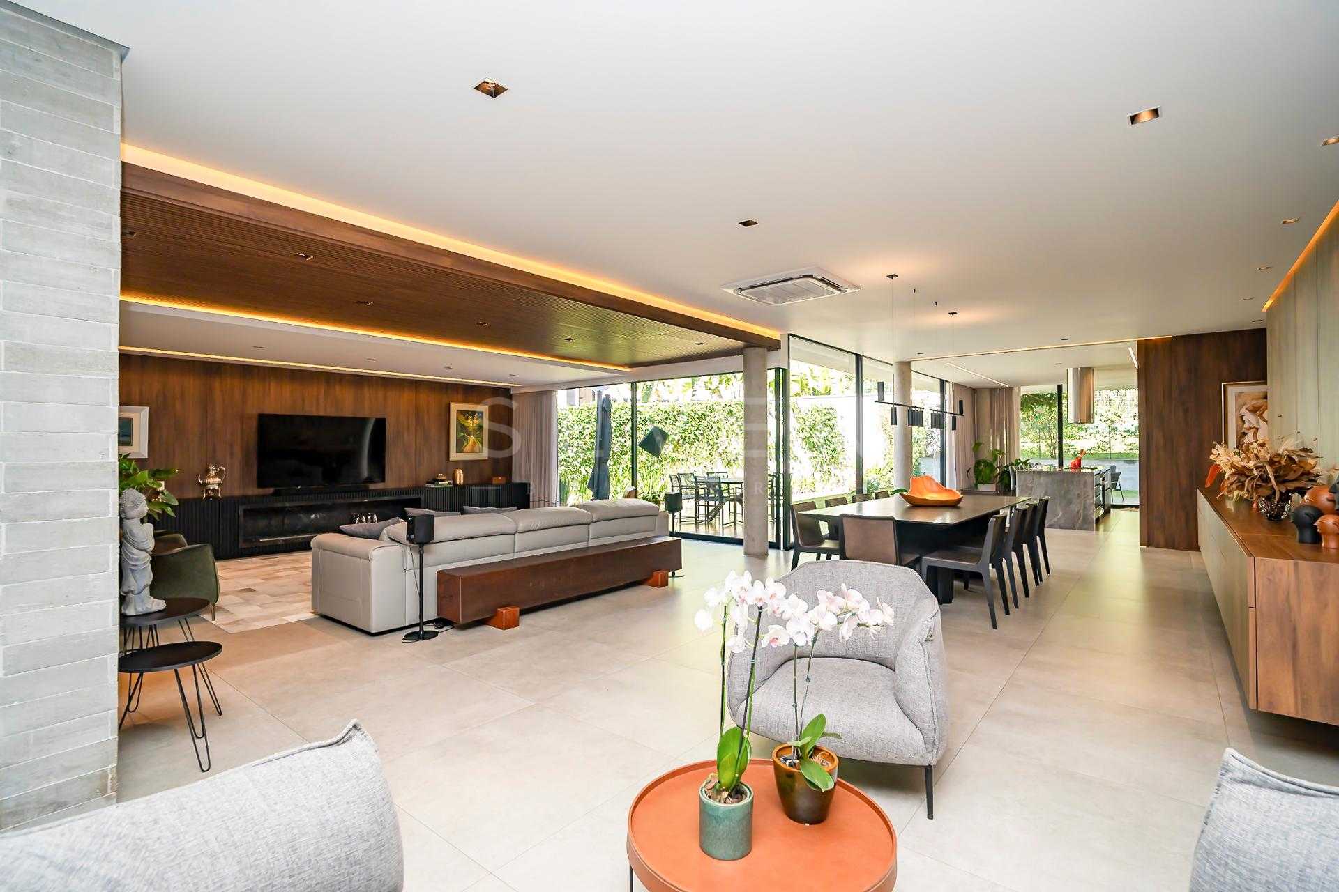 Residência conta com 701 m  de terreno e 562 m  de área privat...