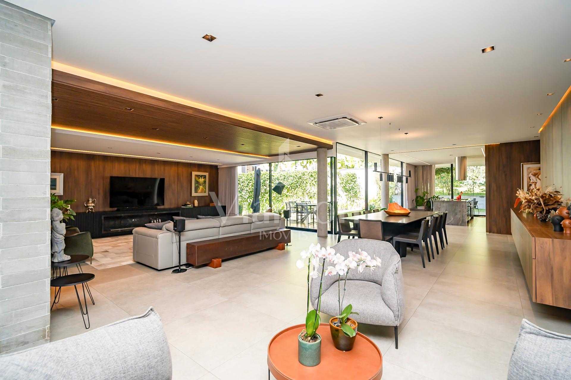 Residência conta com 701 m  de terreno e 562 m  de área privat...