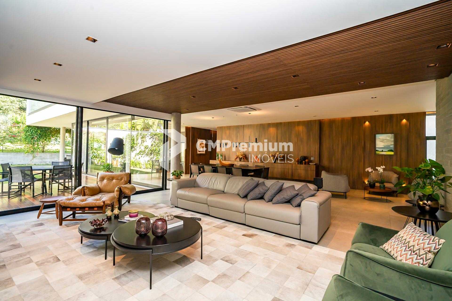 Residência conta com 701 m  de terreno e 562 m  de área privat...