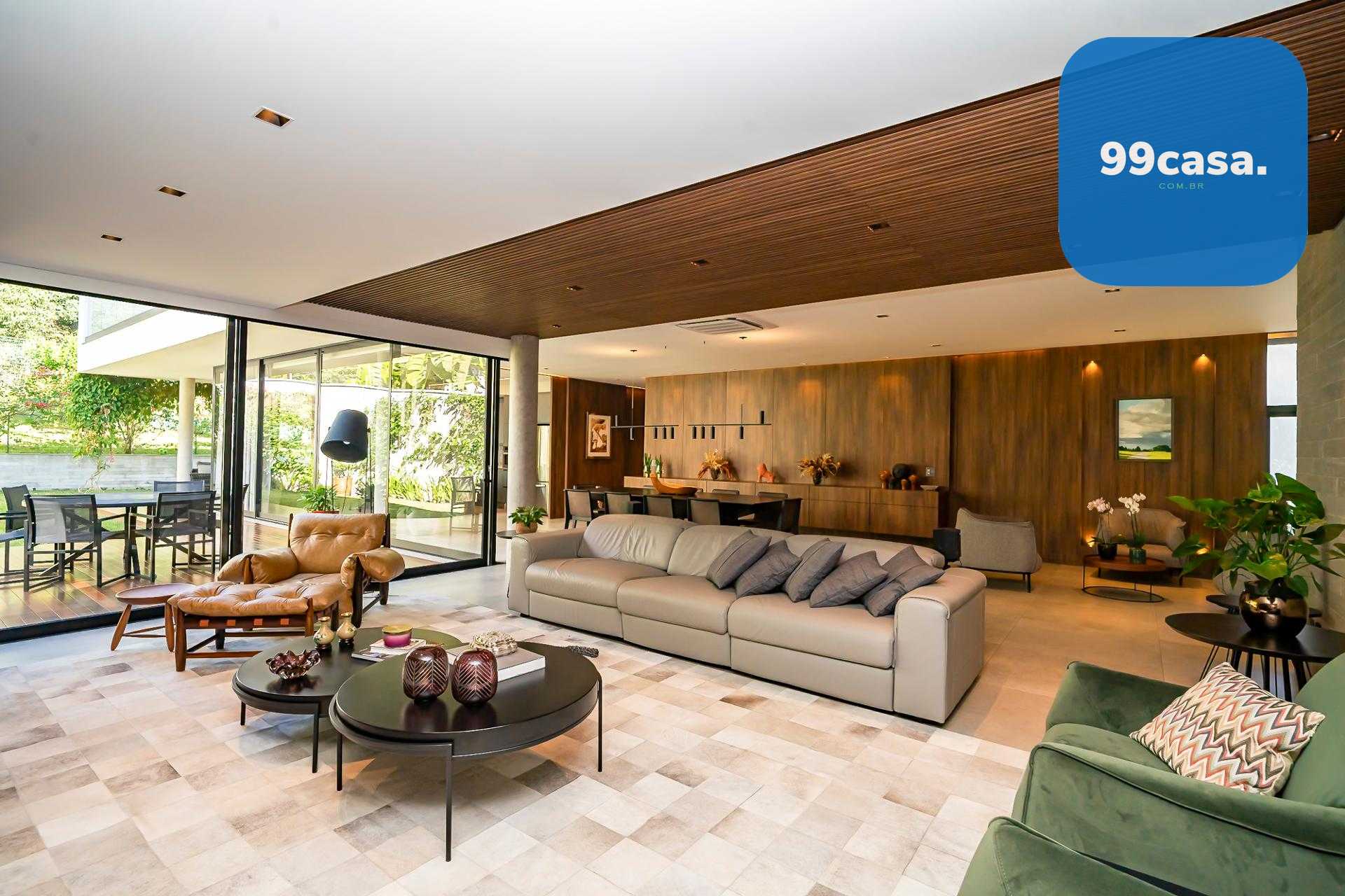 Residência conta com 701 m  de terreno e 562 m  de área privat...