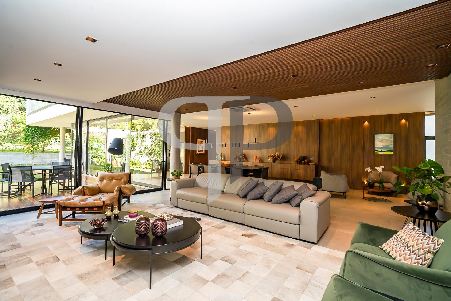 ResidÃªncia conta com 701 mÂ² de terreno e 562 mÂ² de Ã¡rea pr...