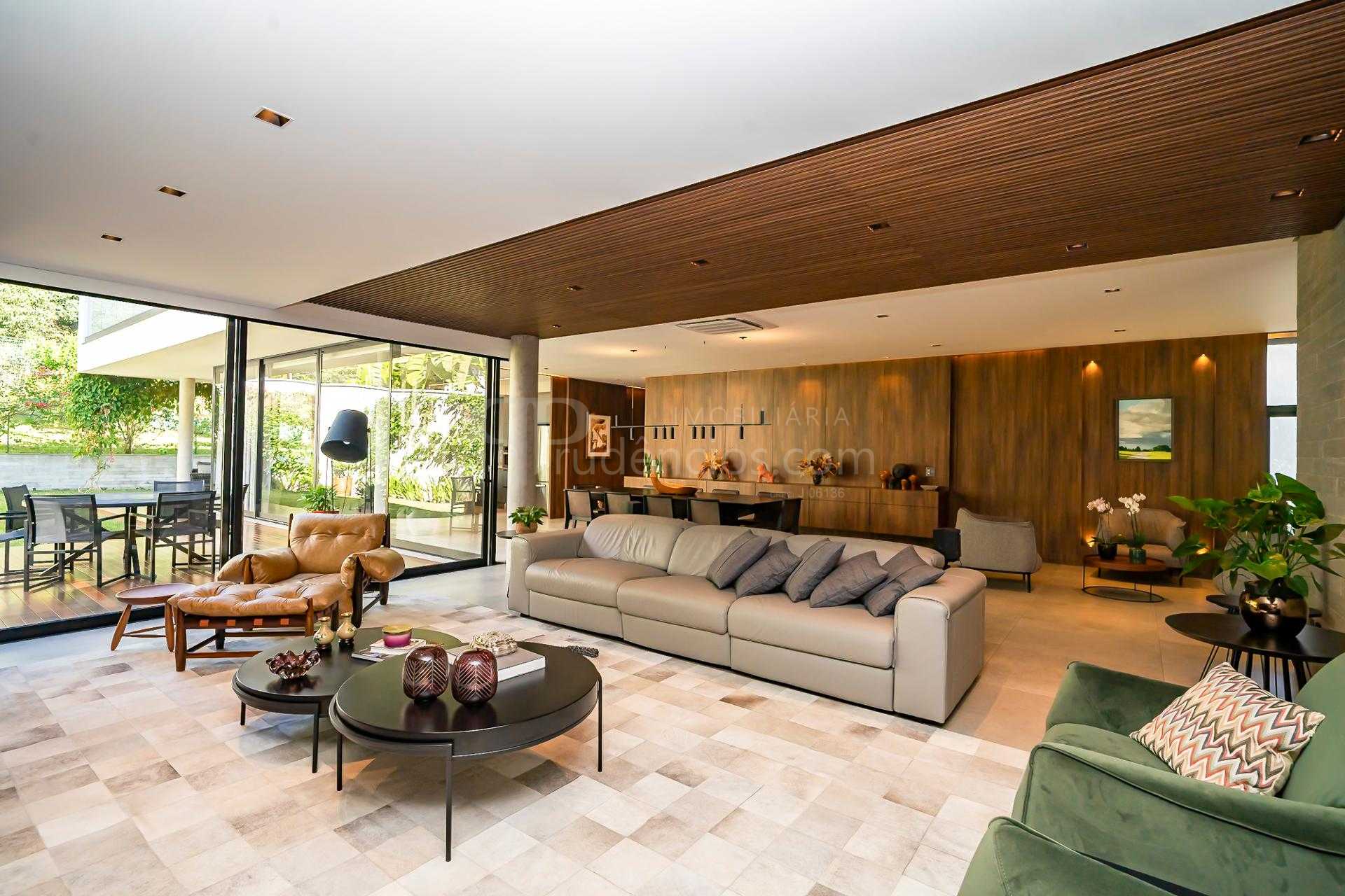 Residência conta com 701 m  de terreno e 562 m  de área privat...