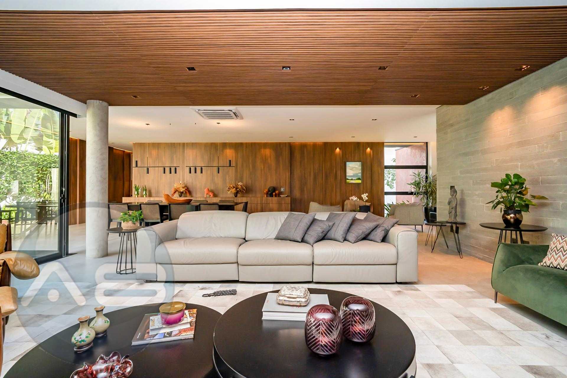 Residência conta com 701 m  de terreno e 562 m  de área privat...