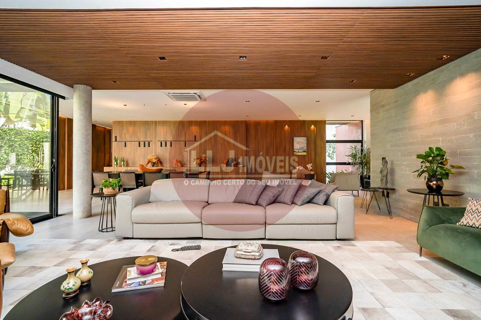 Residência conta com 701 m  de terreno e 562 m  de área privativa em Alphaville