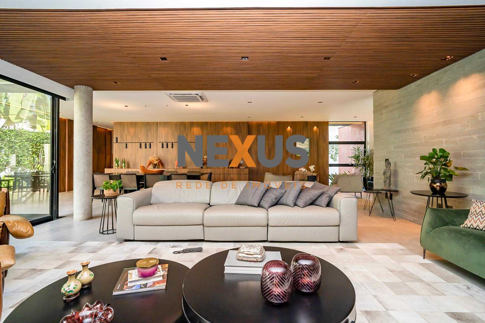 Residência conta com 701 m² de terreno e 562 m² de área privat...