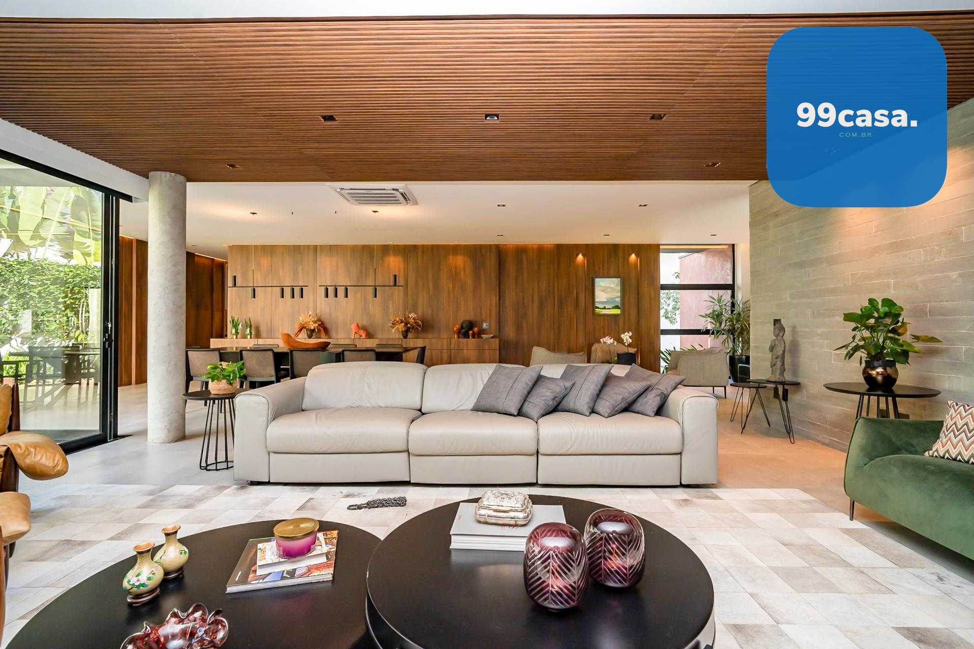 Residência conta com 701 m  de terreno e 562 m  de área privat...