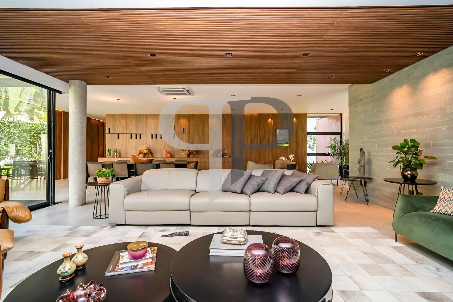 ResidÃªncia conta com 701 mÂ² de terreno e 562 mÂ² de Ã¡rea pr...