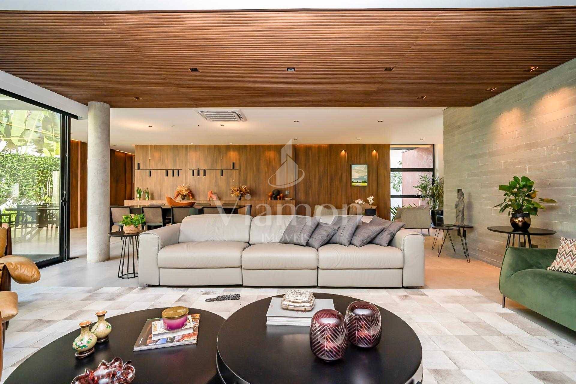 Residência conta com 701 m  de terreno e 562 m  de área privat...