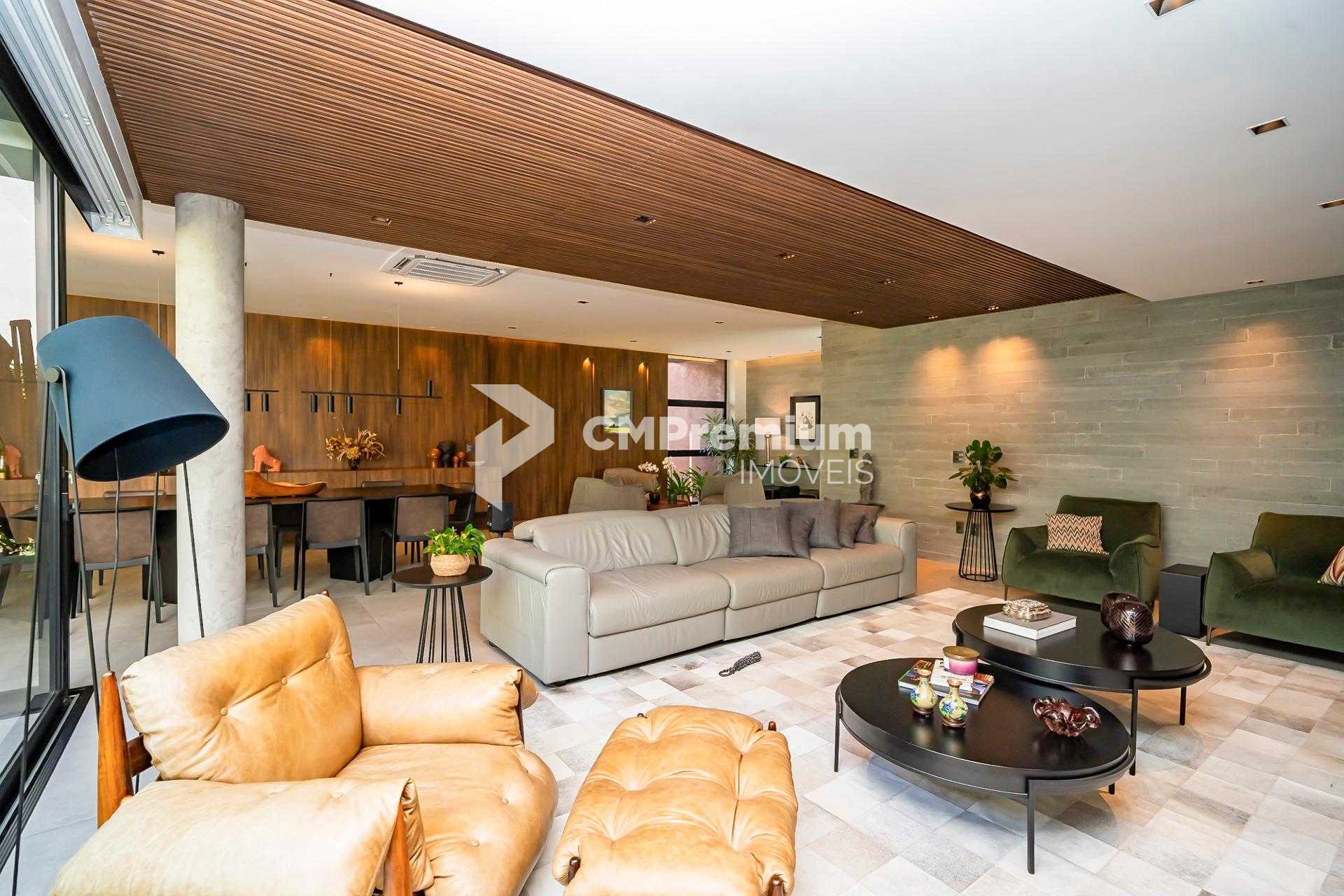 Residência conta com 701 m  de terreno e 562 m  de área privat...