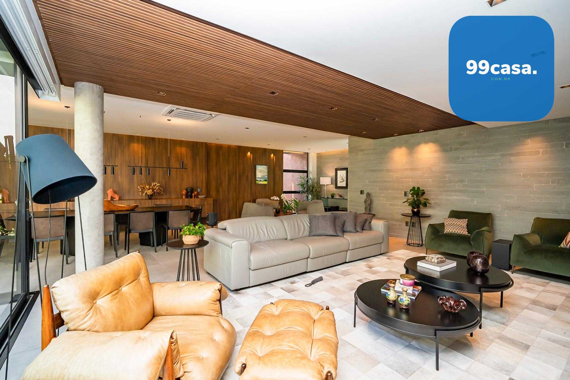 Residência conta com 701 m  de terreno e 562 m  de área privat...