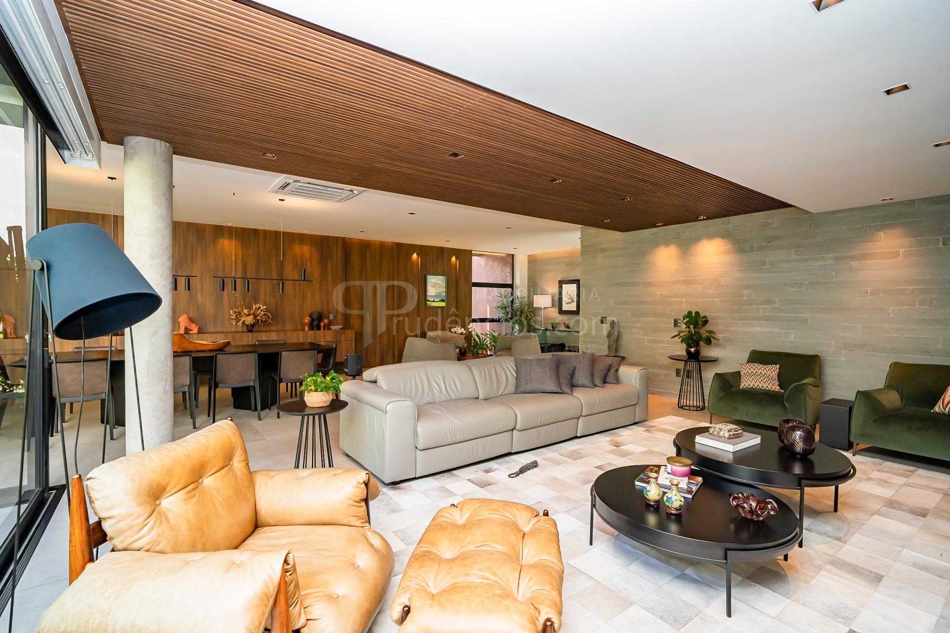 Residência conta com 701 m  de terreno e 562 m  de área privat...