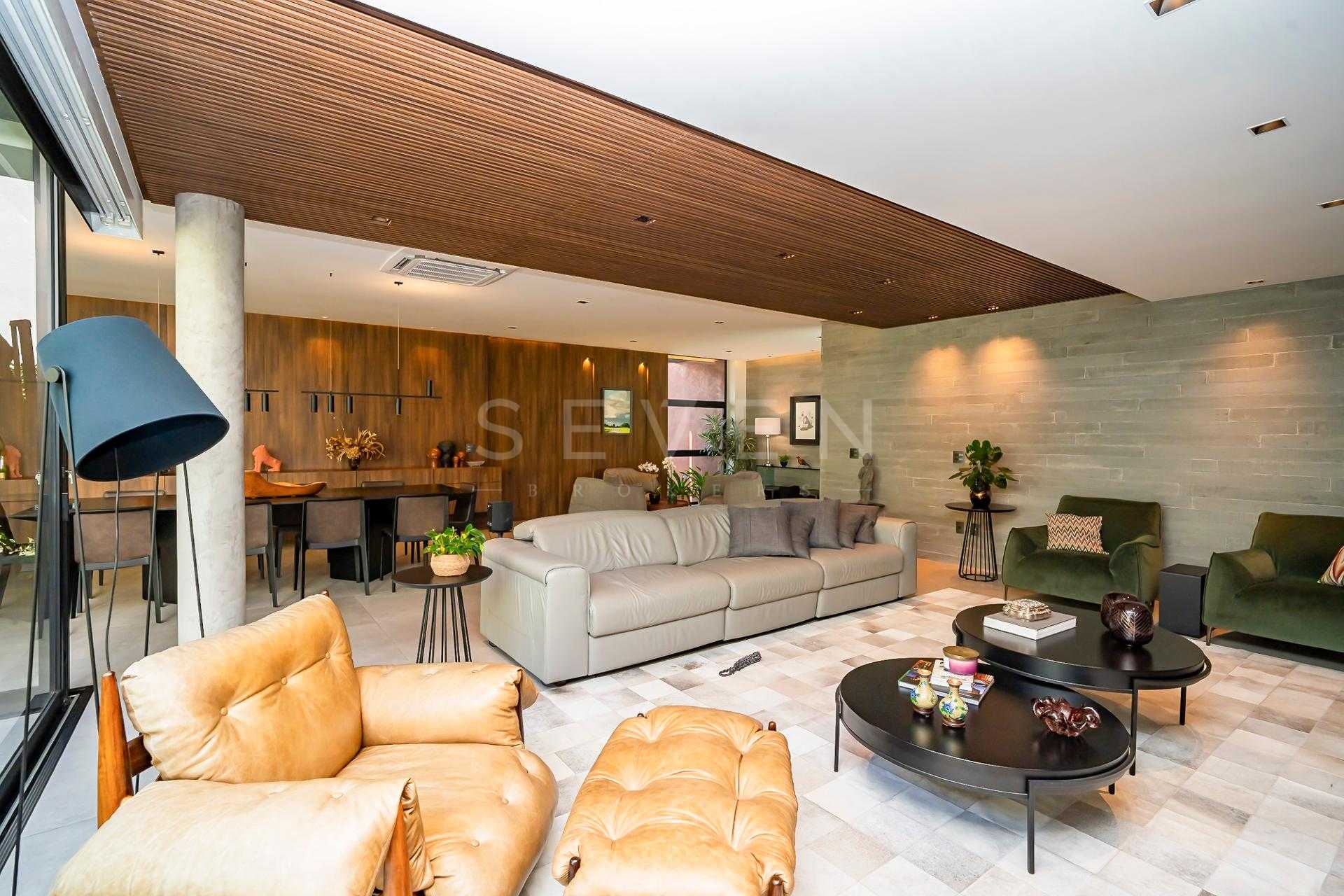 Residência conta com 701 m  de terreno e 562 m  de área privat...