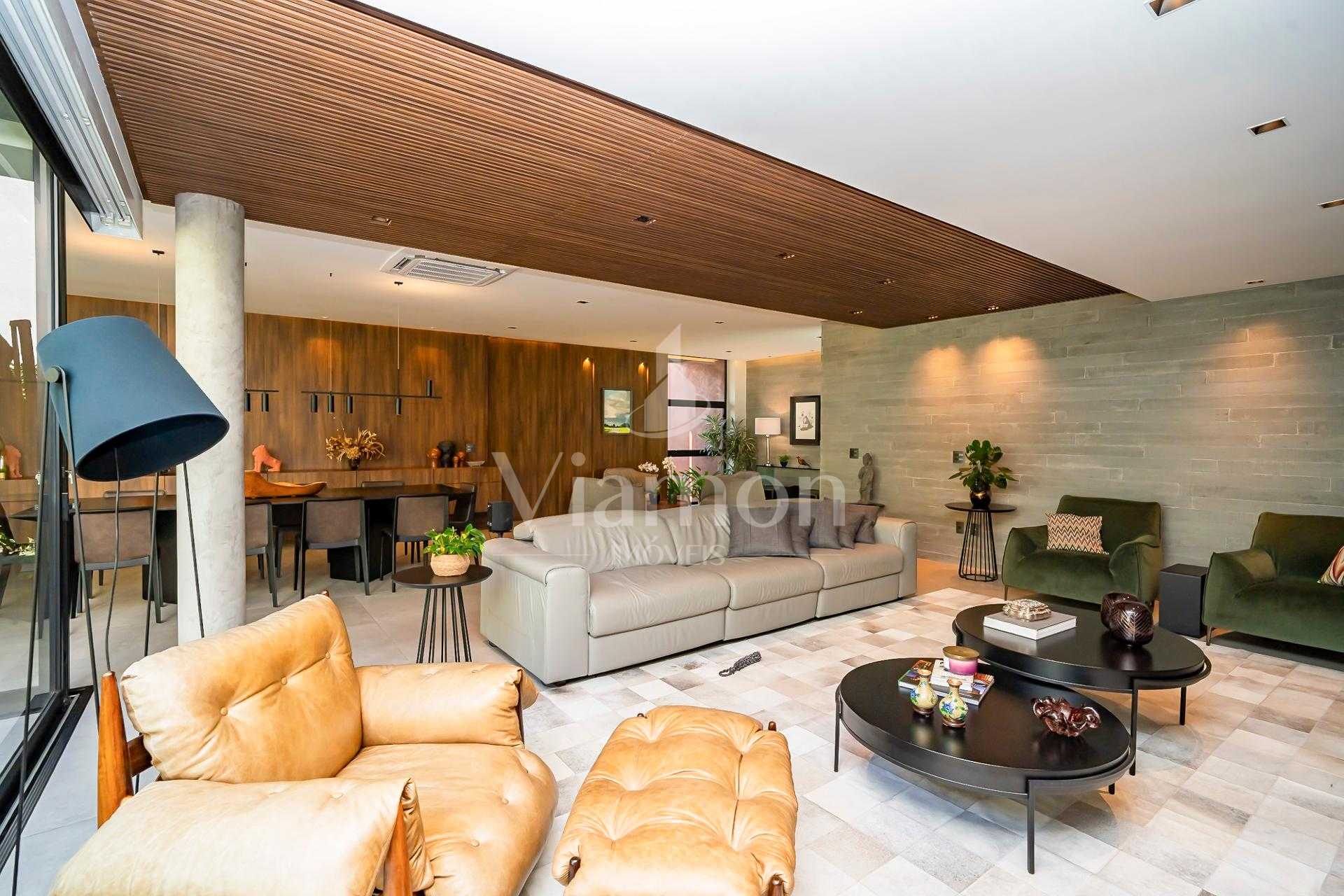 Residência conta com 701 m  de terreno e 562 m  de área privat...