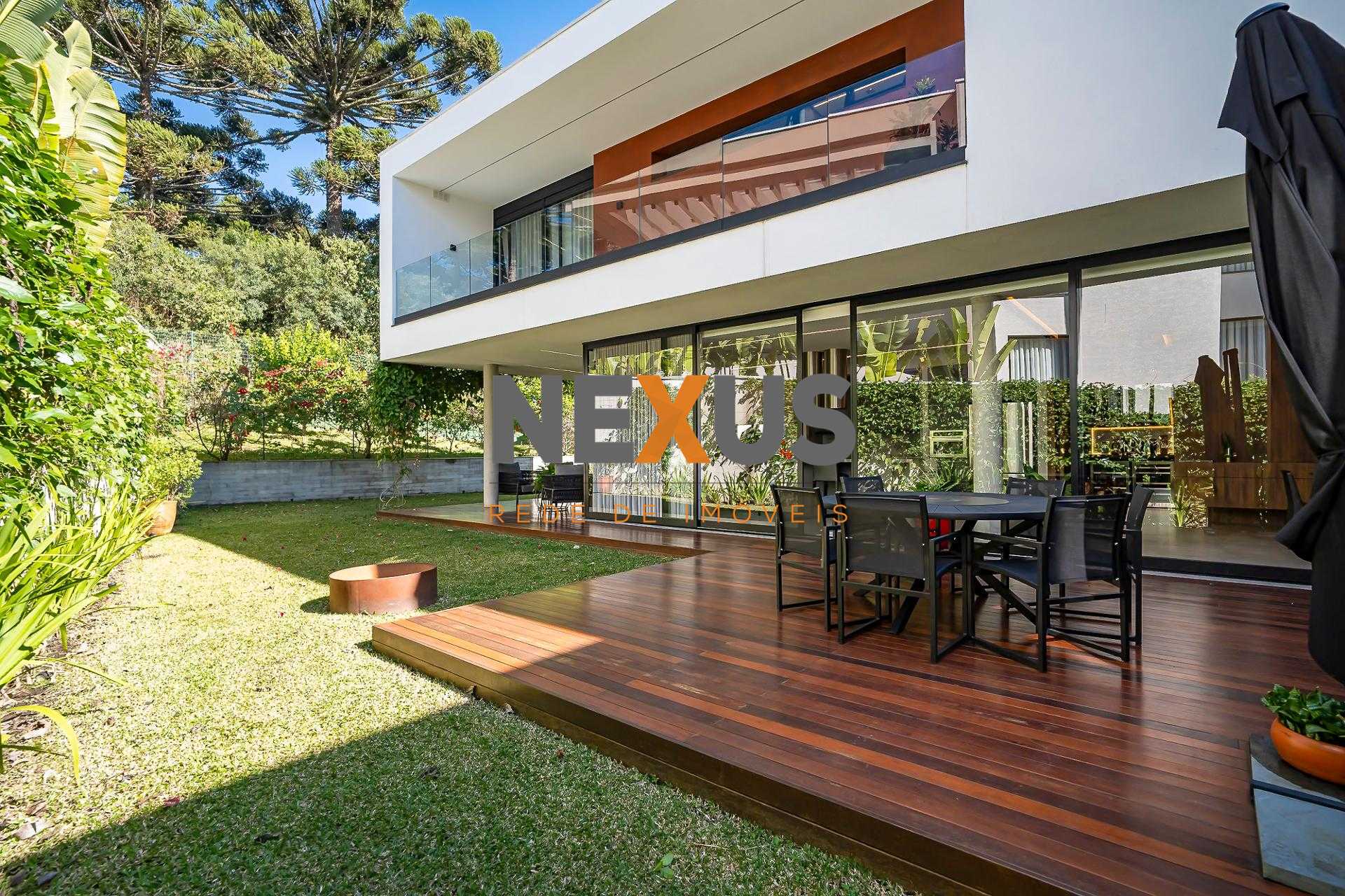 Residência conta com 701 m² de terreno e 562 m² de área privat...