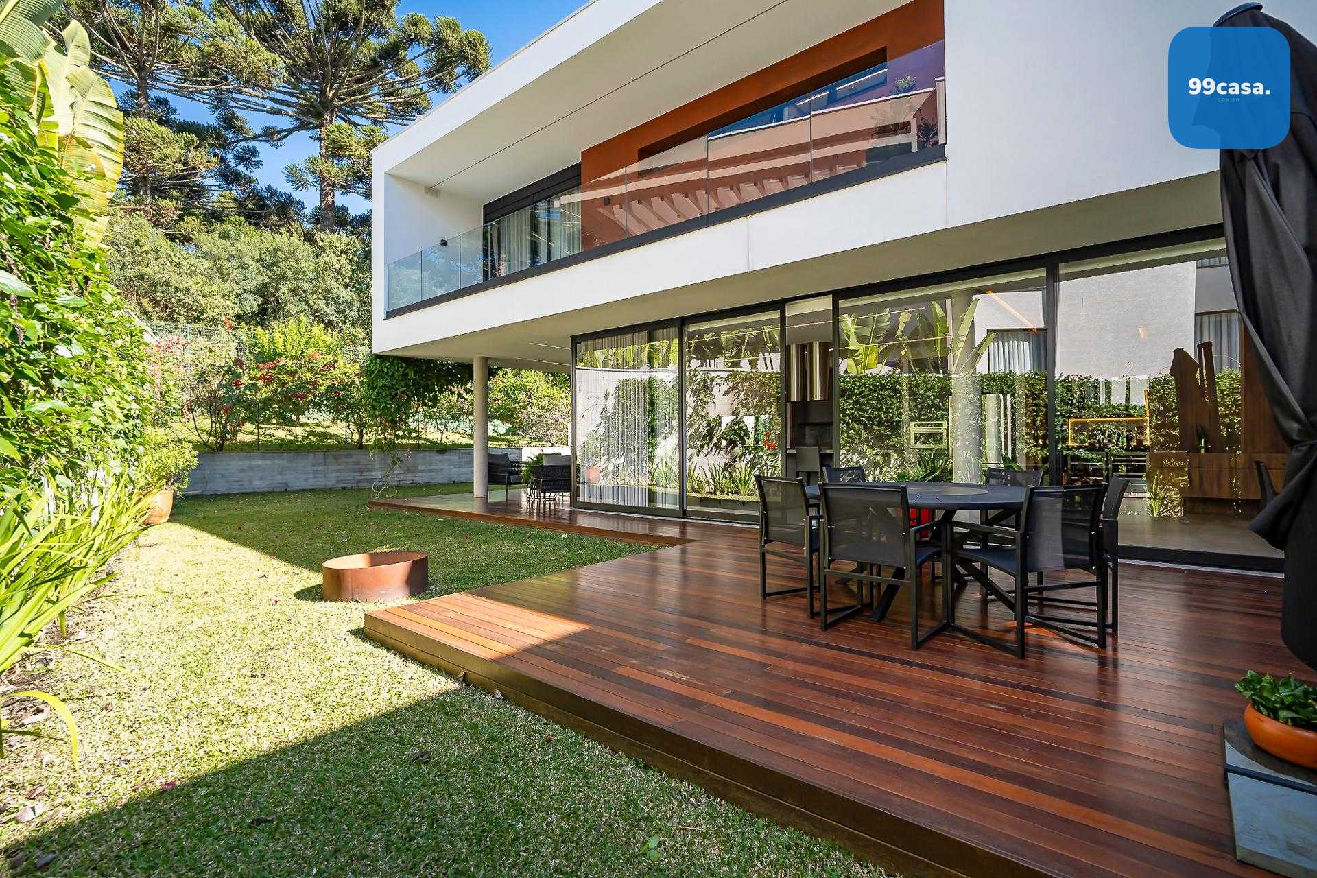 Residência conta com 701 m² de terreno e 562 m² de área privat...