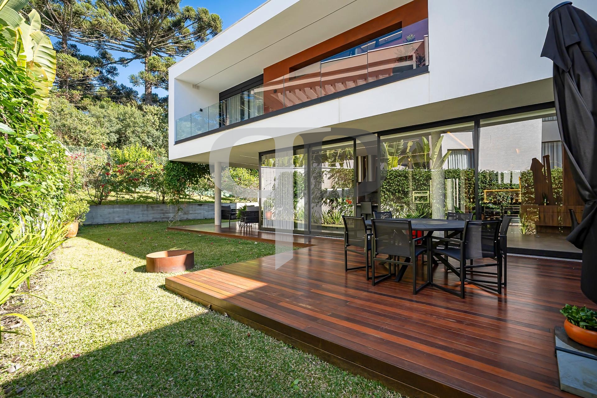 ResidÃªncia conta com 701 mÂ² de terreno e 562 mÂ² de Ã¡rea pr...