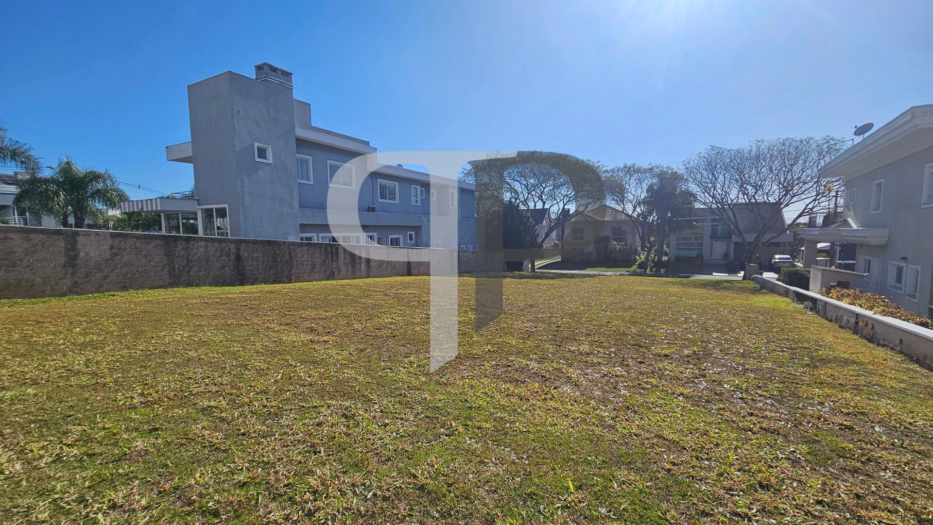 Terreno plano com 717 m2 Ã  venda, residencial Parati, Alphavi...
