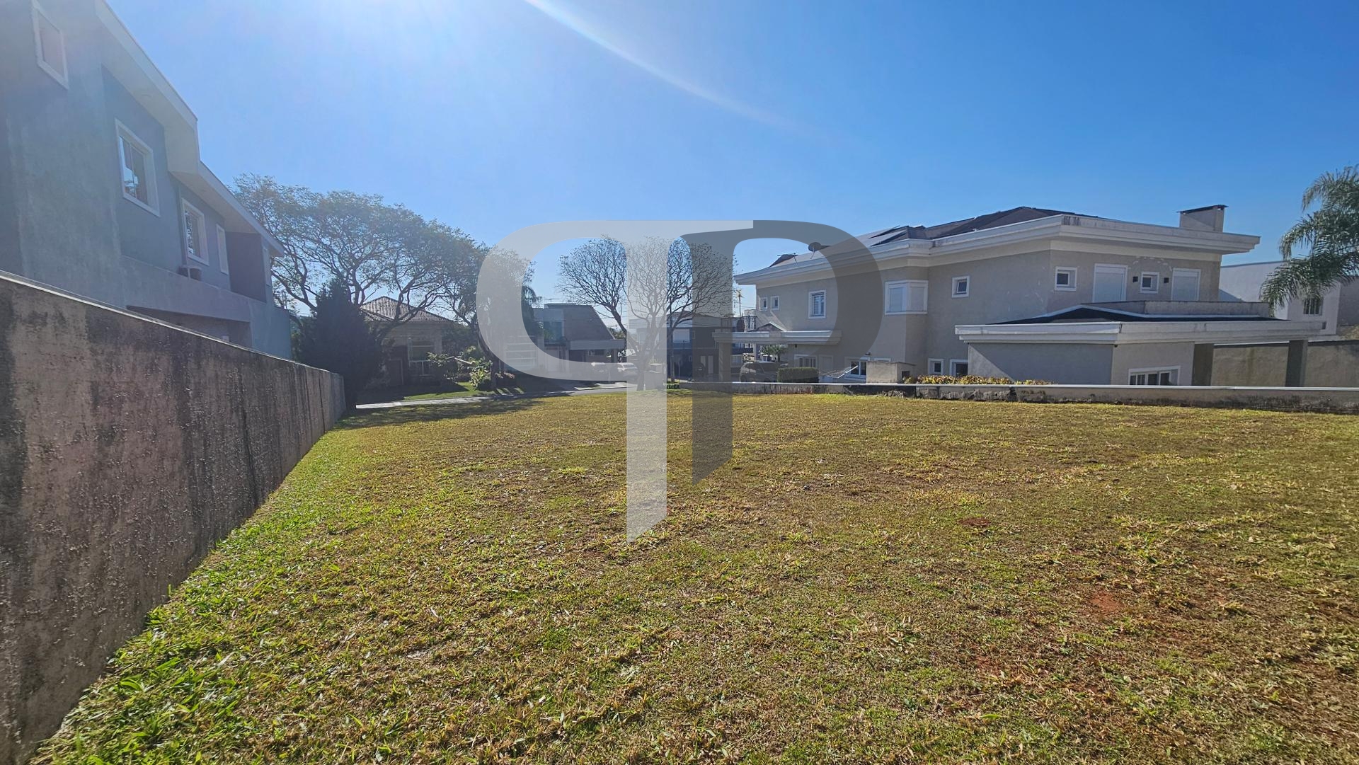 Terreno plano com 717 m2 Ã  venda, residencial Parati, Alphavi...