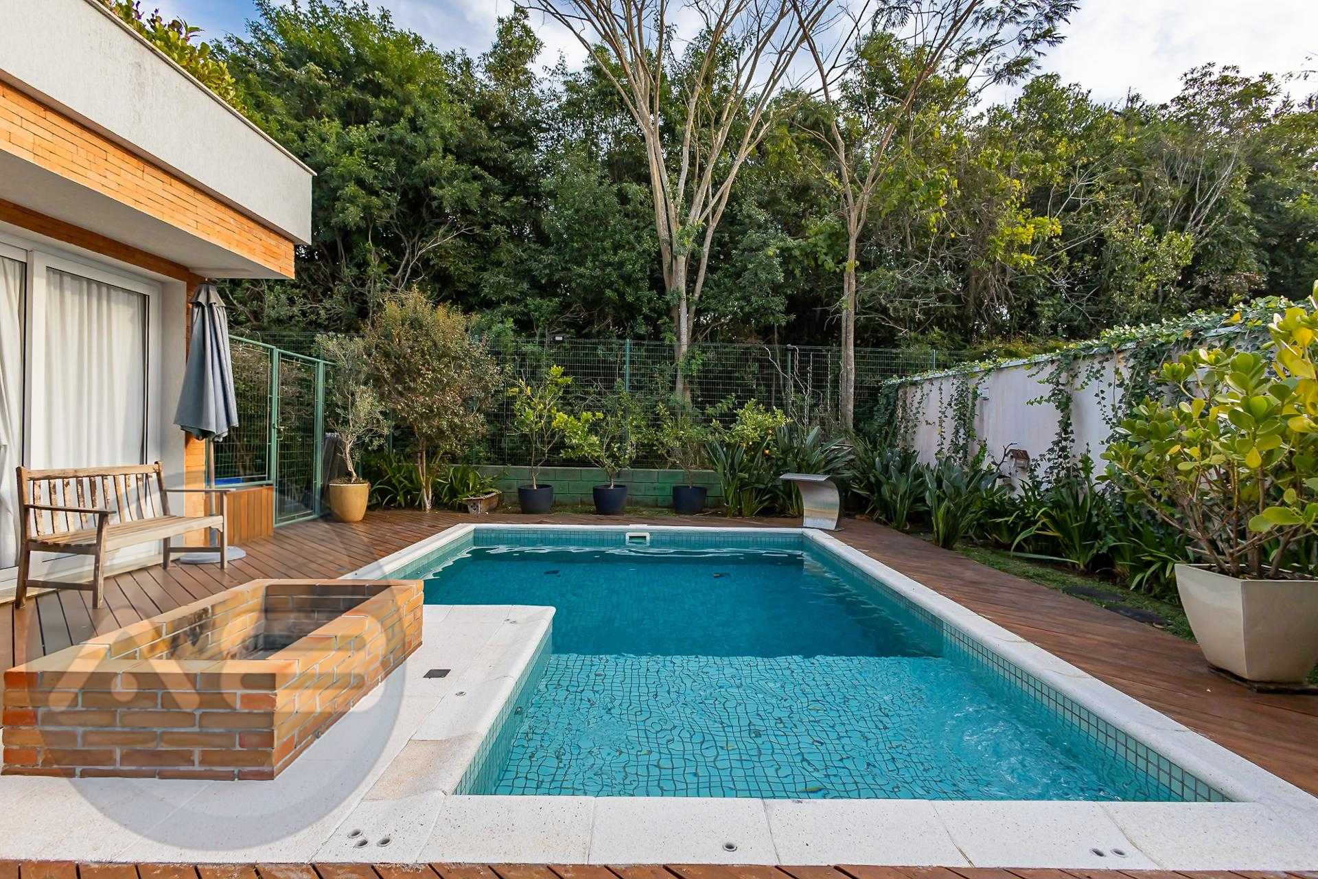 Linda residência de 4 Suítes de 498m  no Alphaville , PINHAIS ...